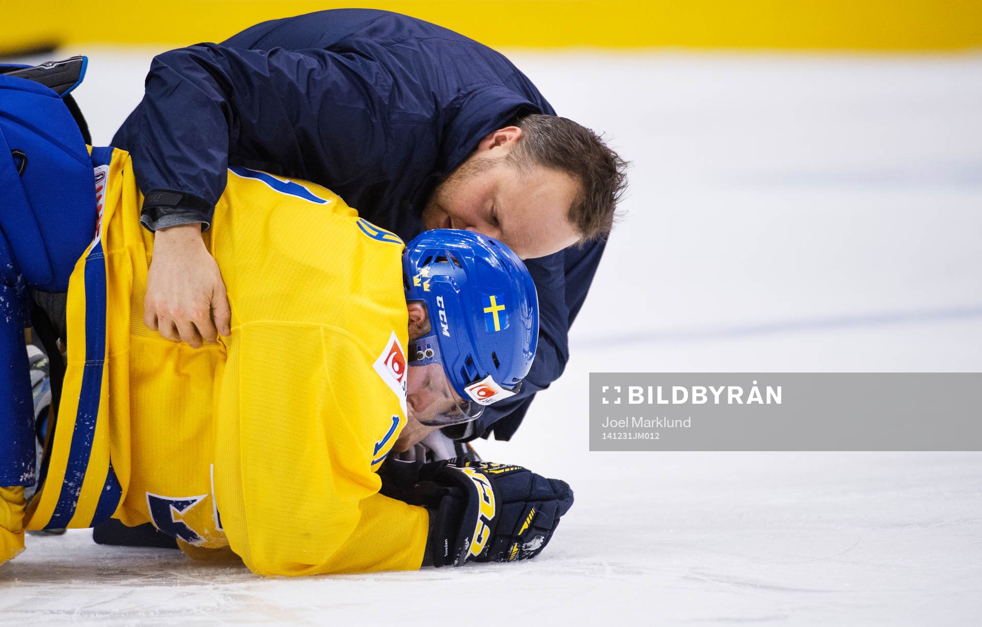 Sveriges Anton Blidh ligger på isen skadad