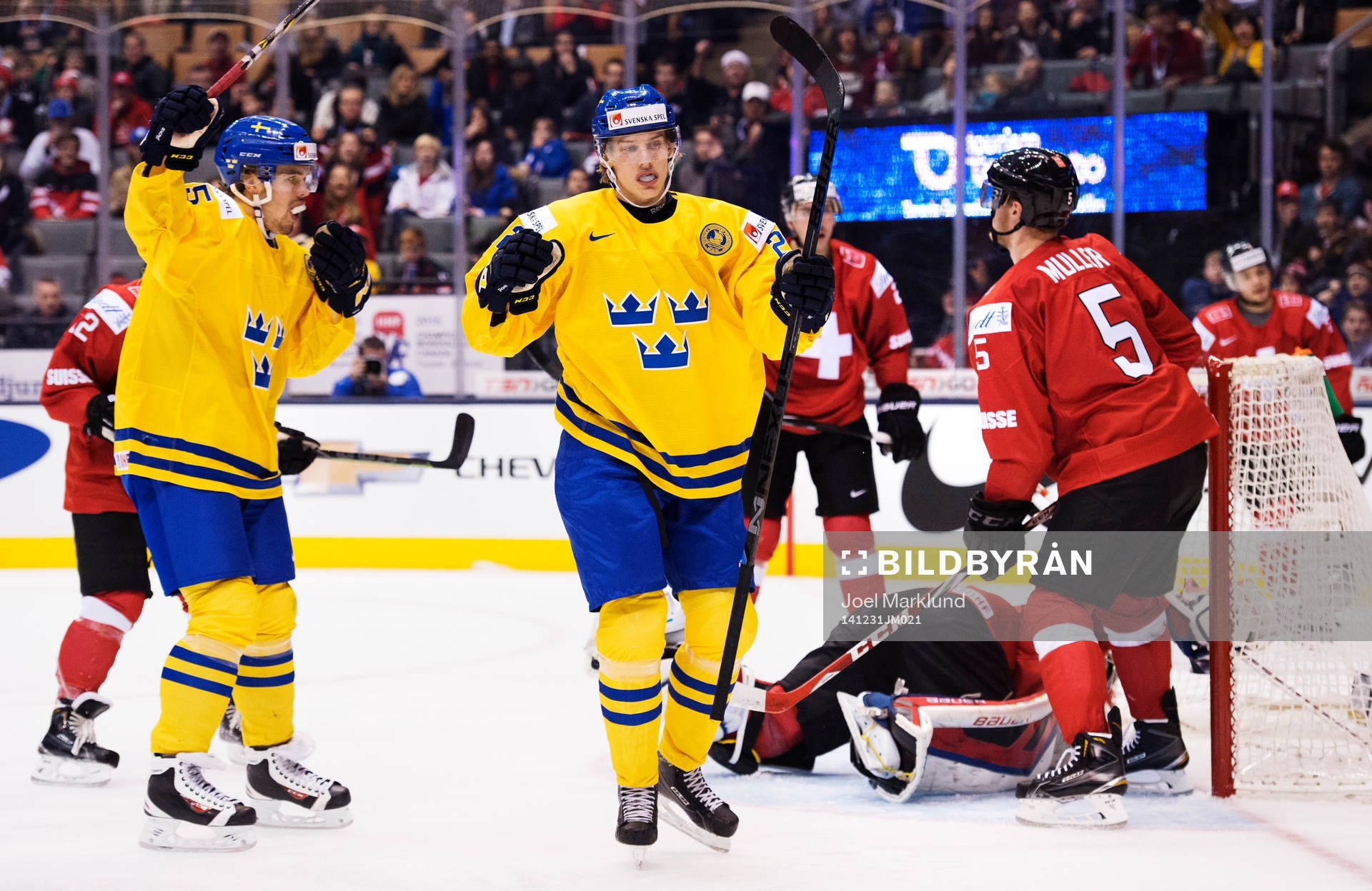 Sveriges Axel Holmström och Oskar Lindblom jublar