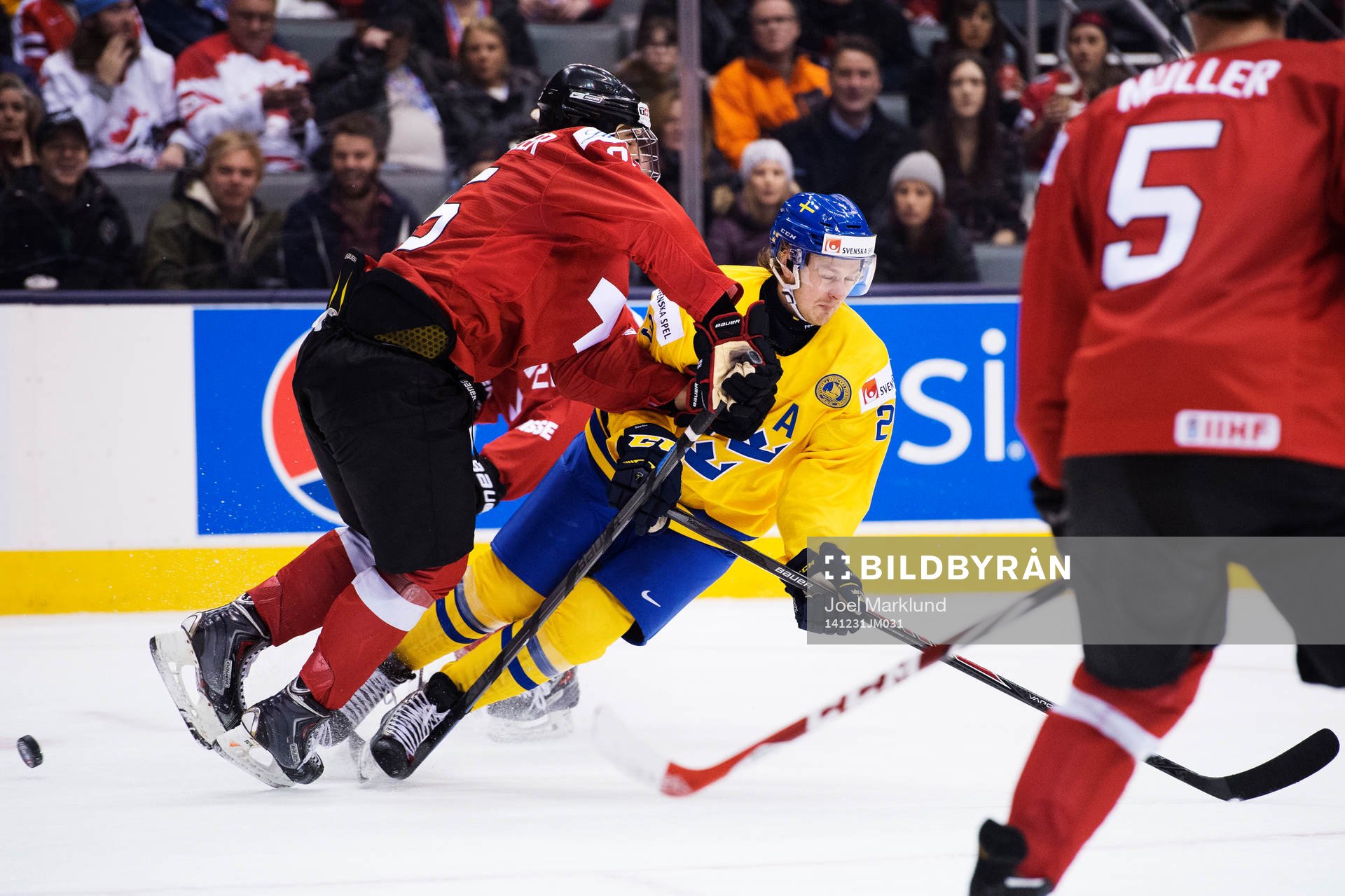 Schweiz Jonas Siegenthaler tacklar Sveriges Lucas Wallmark
