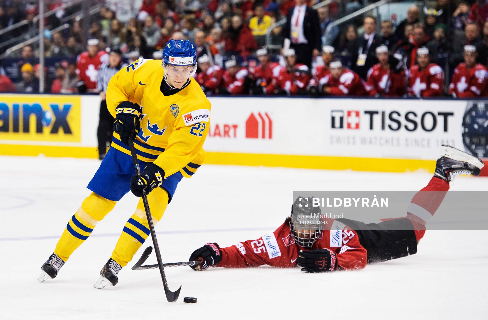 Sveriges Oskar Lindblom tar sig förbi Schweiz Jonas