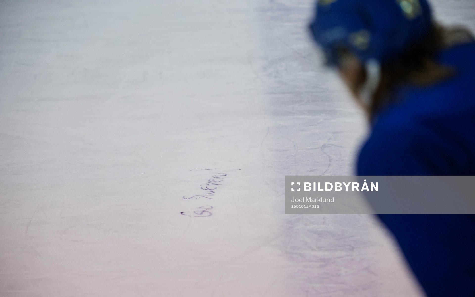 En text, Go Sweden! är skrivet ovanpå isen på Sveriges