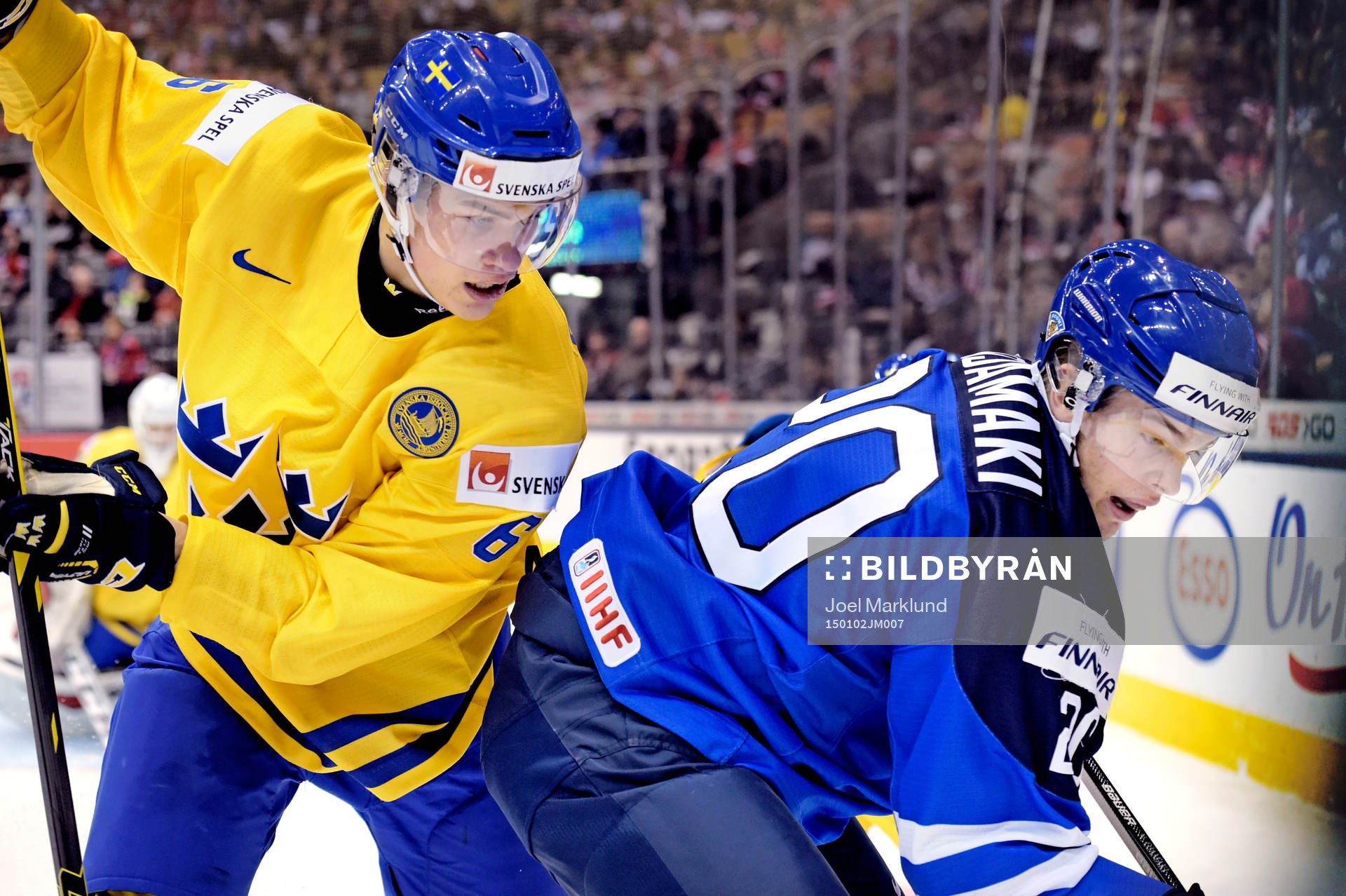 Sveriges Andreas Englund och Finlands Niko Ojamaki kämpar