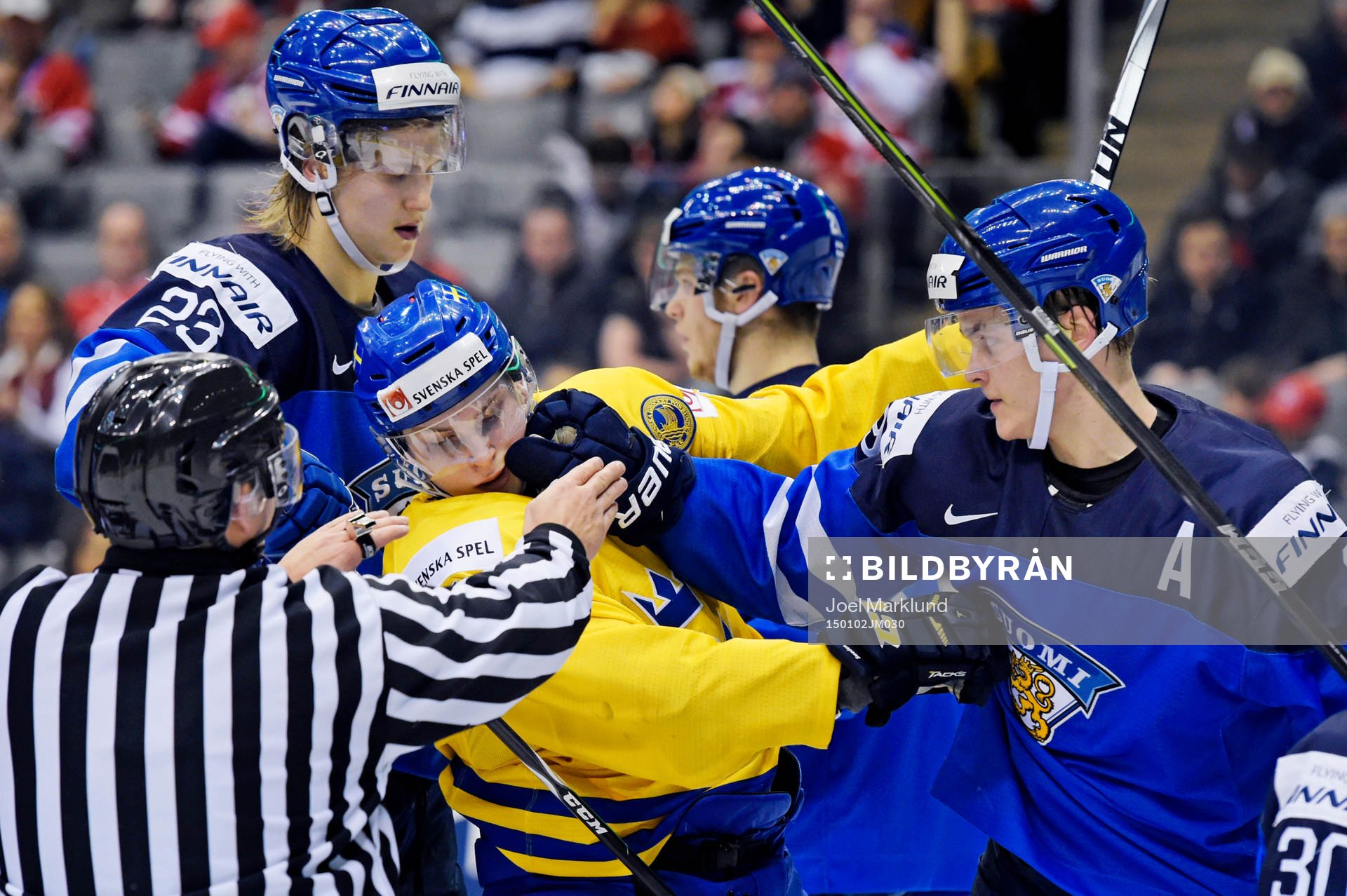 Sveriges Anton Blidh och Finlands Julius Honka i bråk i