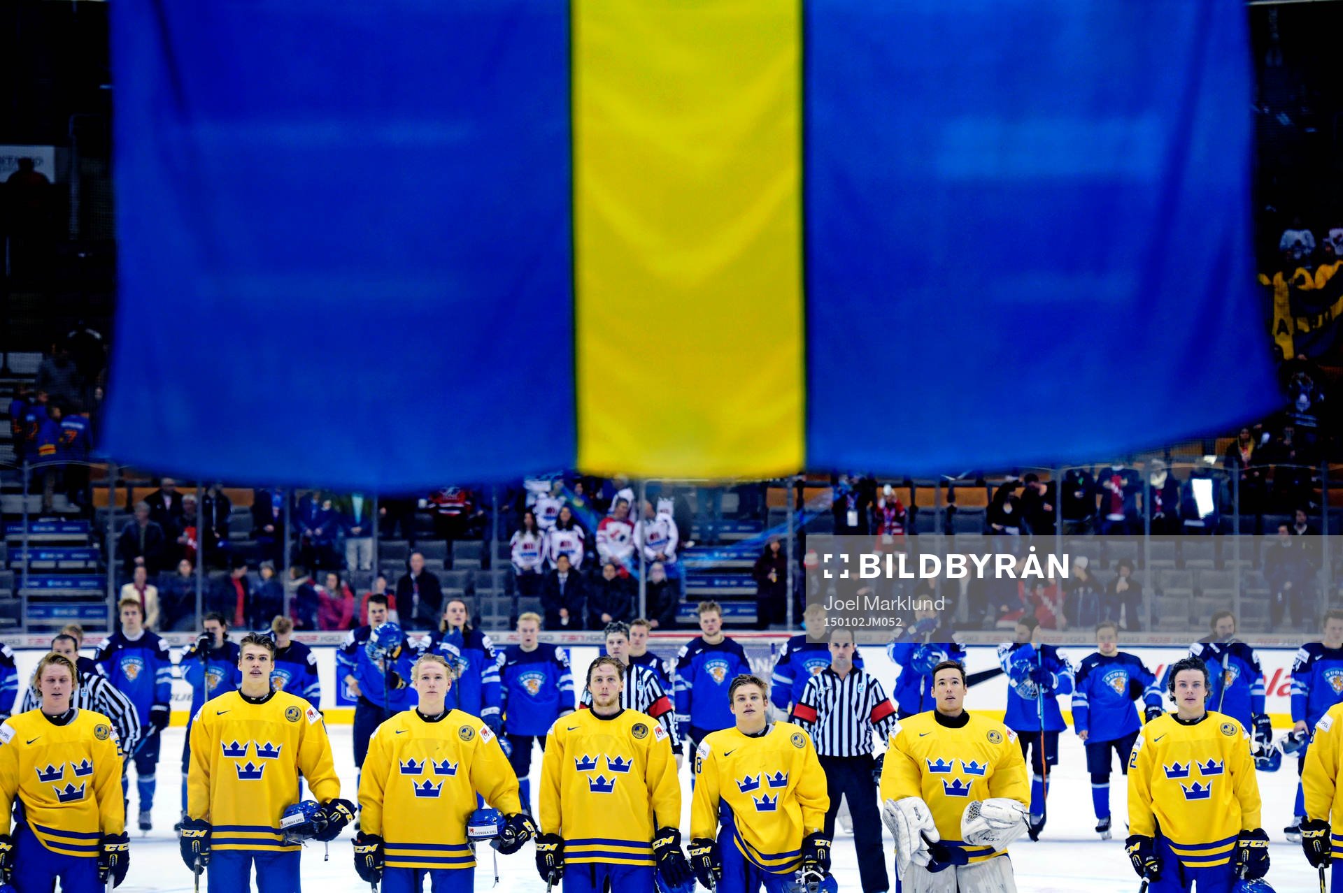 Sveriges och Finlands spelare ser