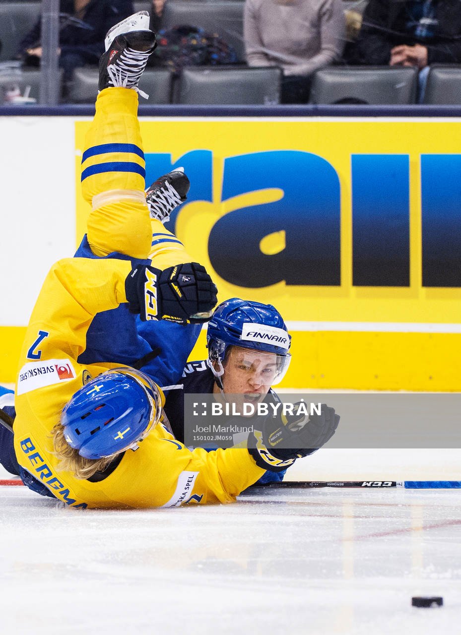 Sveriges Julius Bergman och Finlands Mikko Rantanen i en