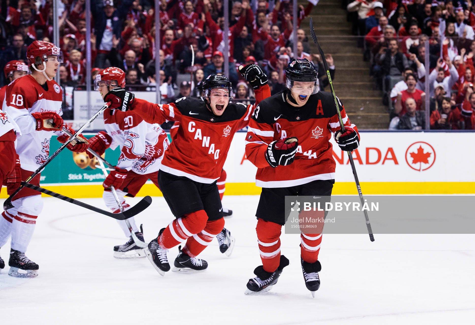 Kanadas Max Domi och Sam Reinhart jublar