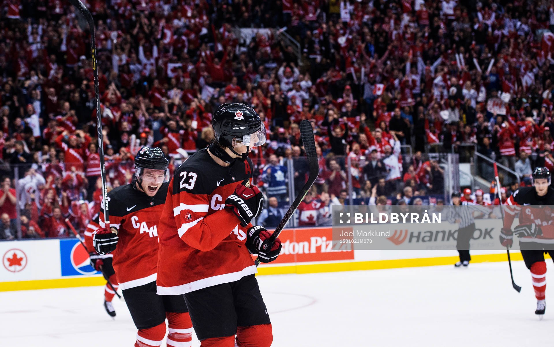Kanadas Max Domi och Sam Reinhart jublar