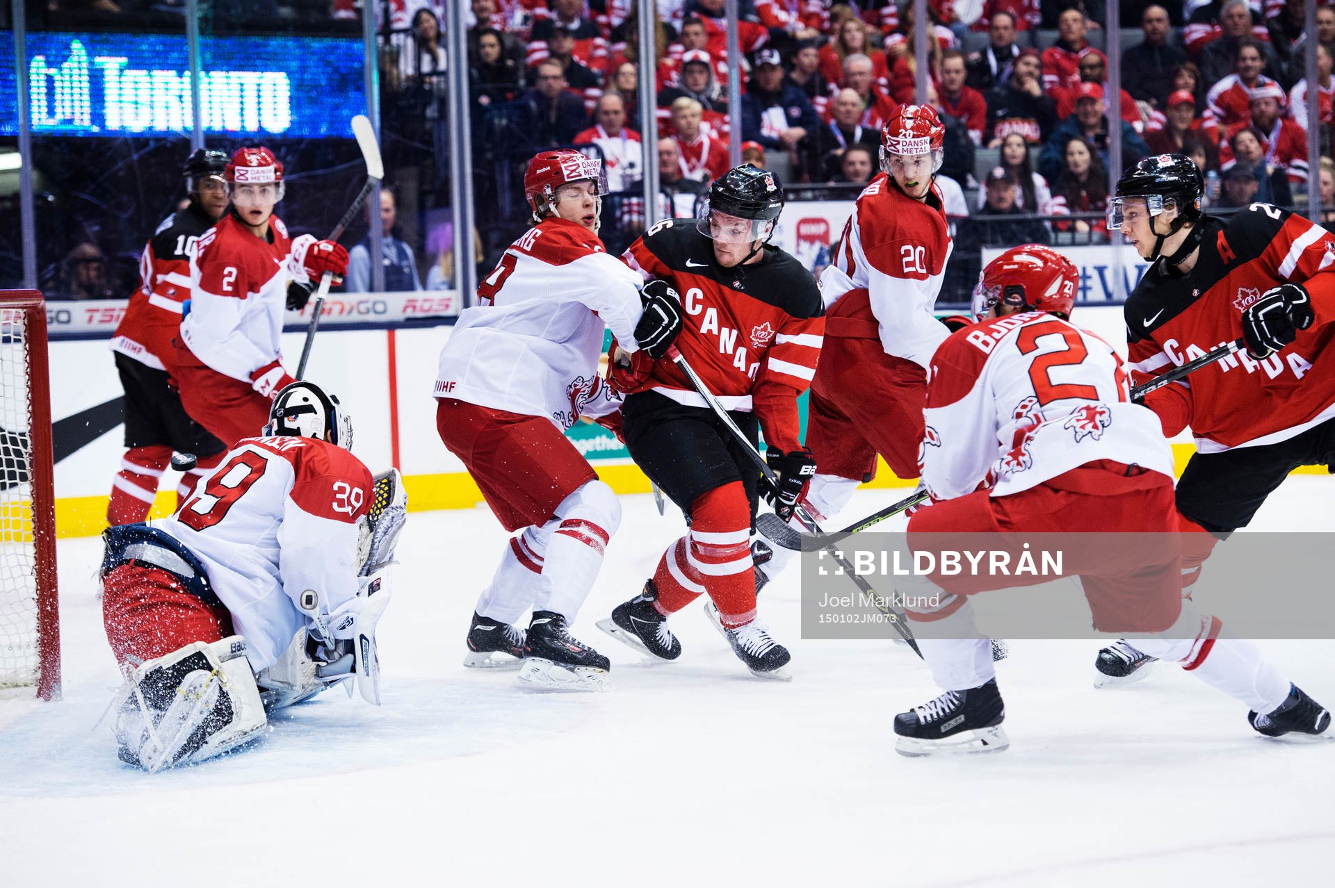 Kanadas Sam Reinhart (t h) skjuter in 2-0 bakom Danmarks