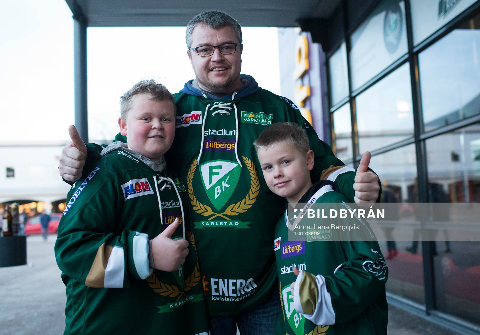 Färjestads supporters visar tummen upp