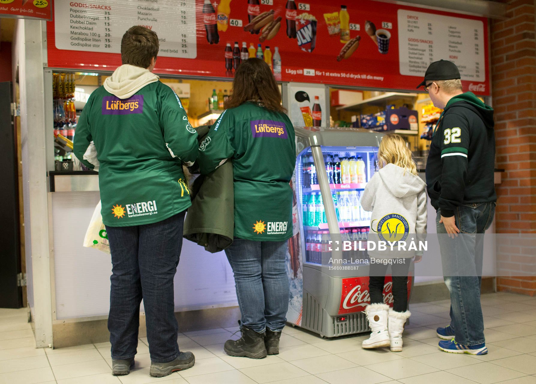 Färjestads supporters köar i kiosken innan