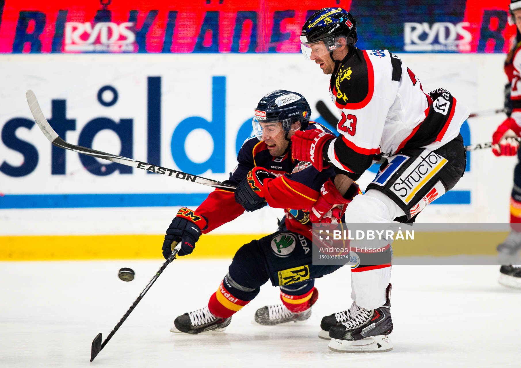 Djurgårdens Steve Saviano i kamp om pucken med Örebros