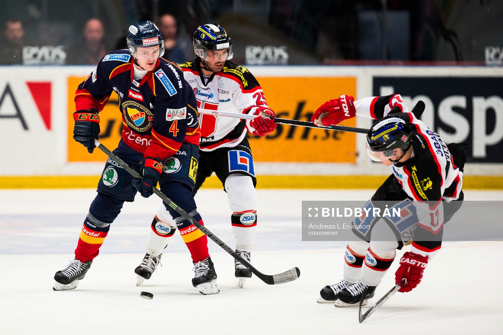 Djurgårdens Marcus Högström i kamp om pucken med
