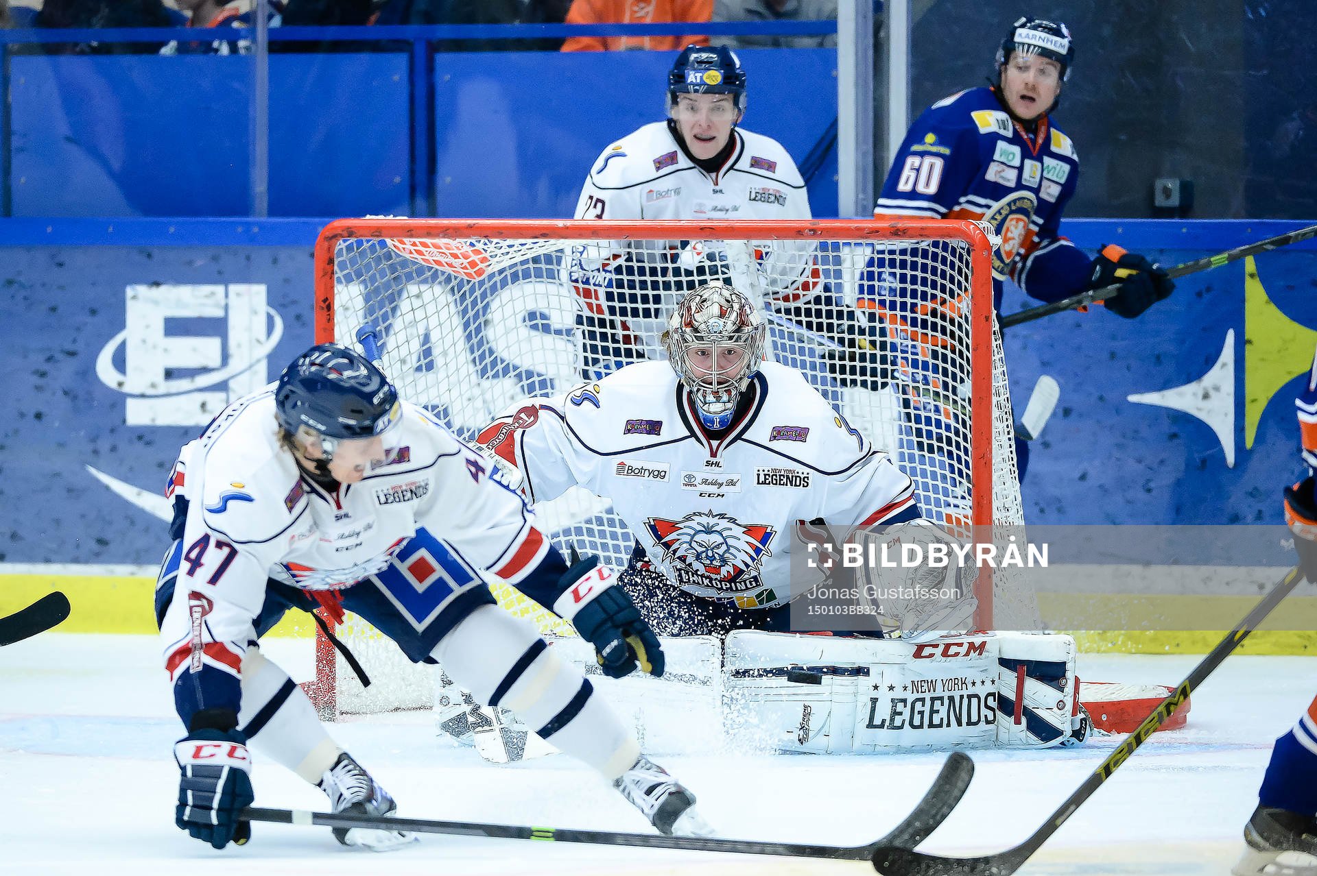 Linköpings målvakt Marcus Högberg räddar en puck och