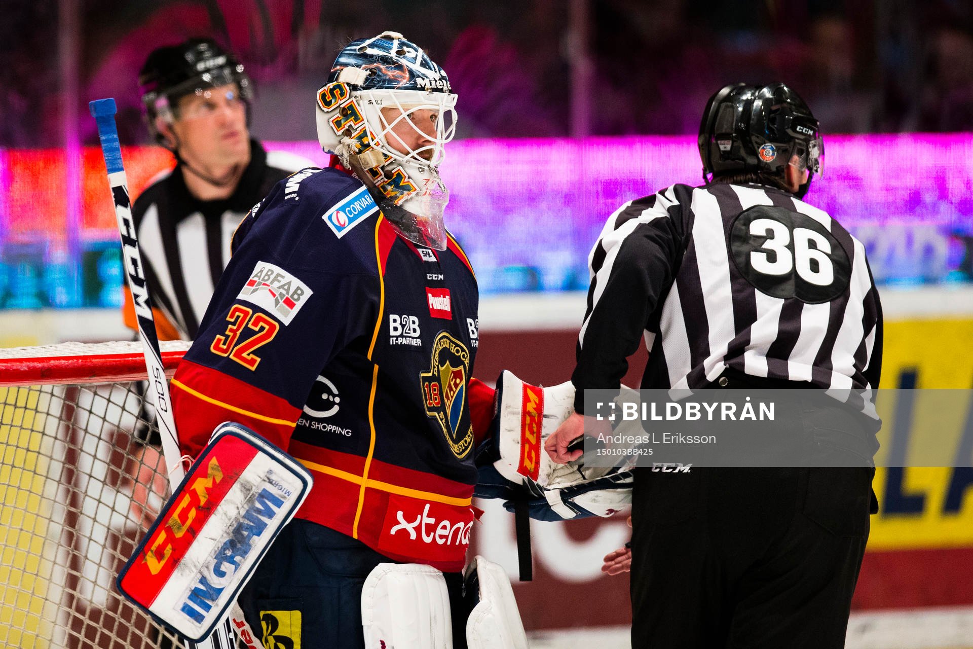 Djurgårdens målvakt Mikael Tellqvist lämnar över pcuken