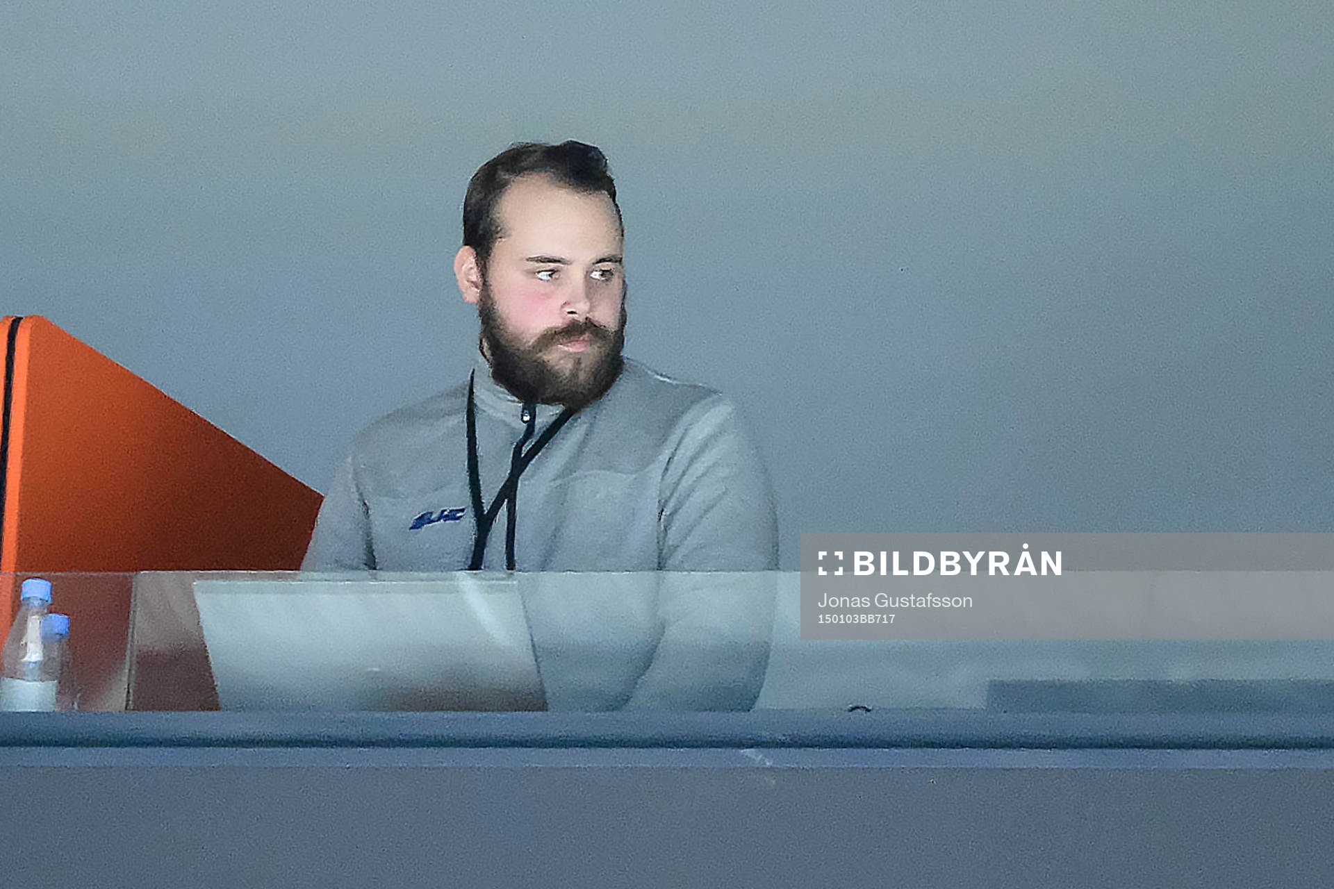 Växjös nyförvärv Josh Hennesy tittar på matchen från