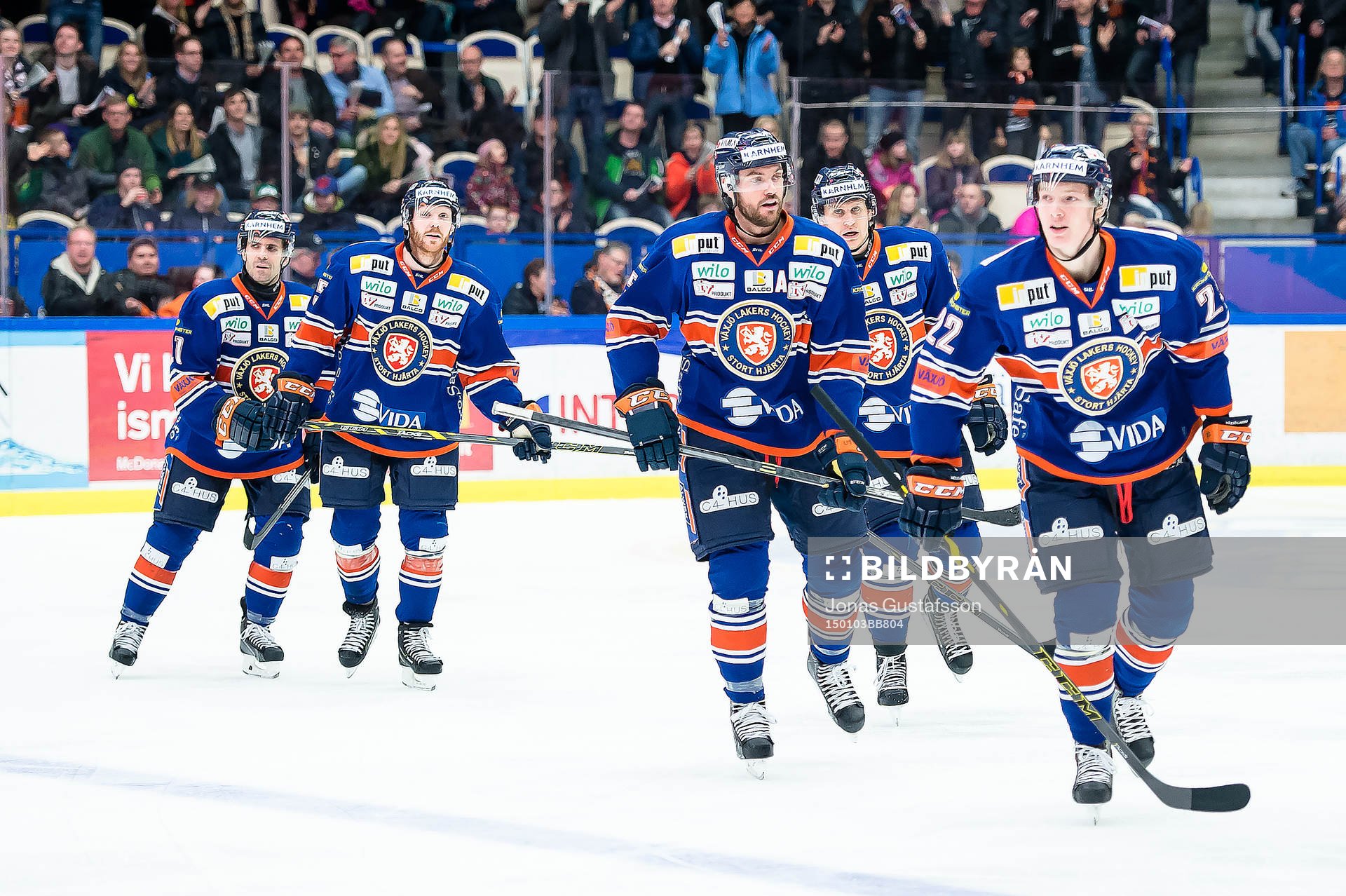 Växjös Gustav Rydahl  (th) har gjort 3-2 till Växjö