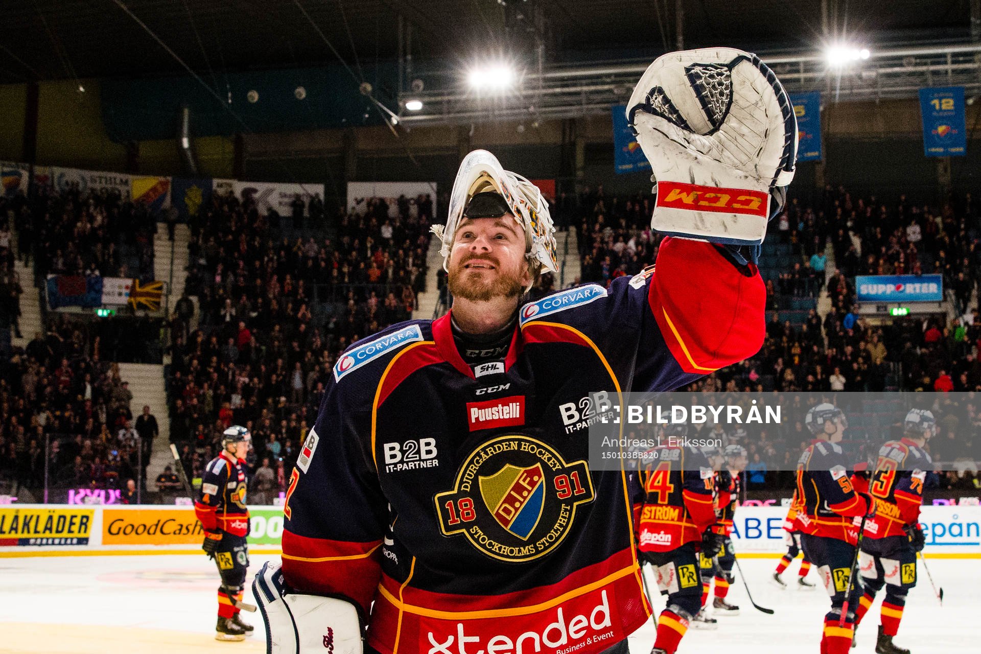 Djurgårdens målvakt Mikael Tellqvist  tackar publiken