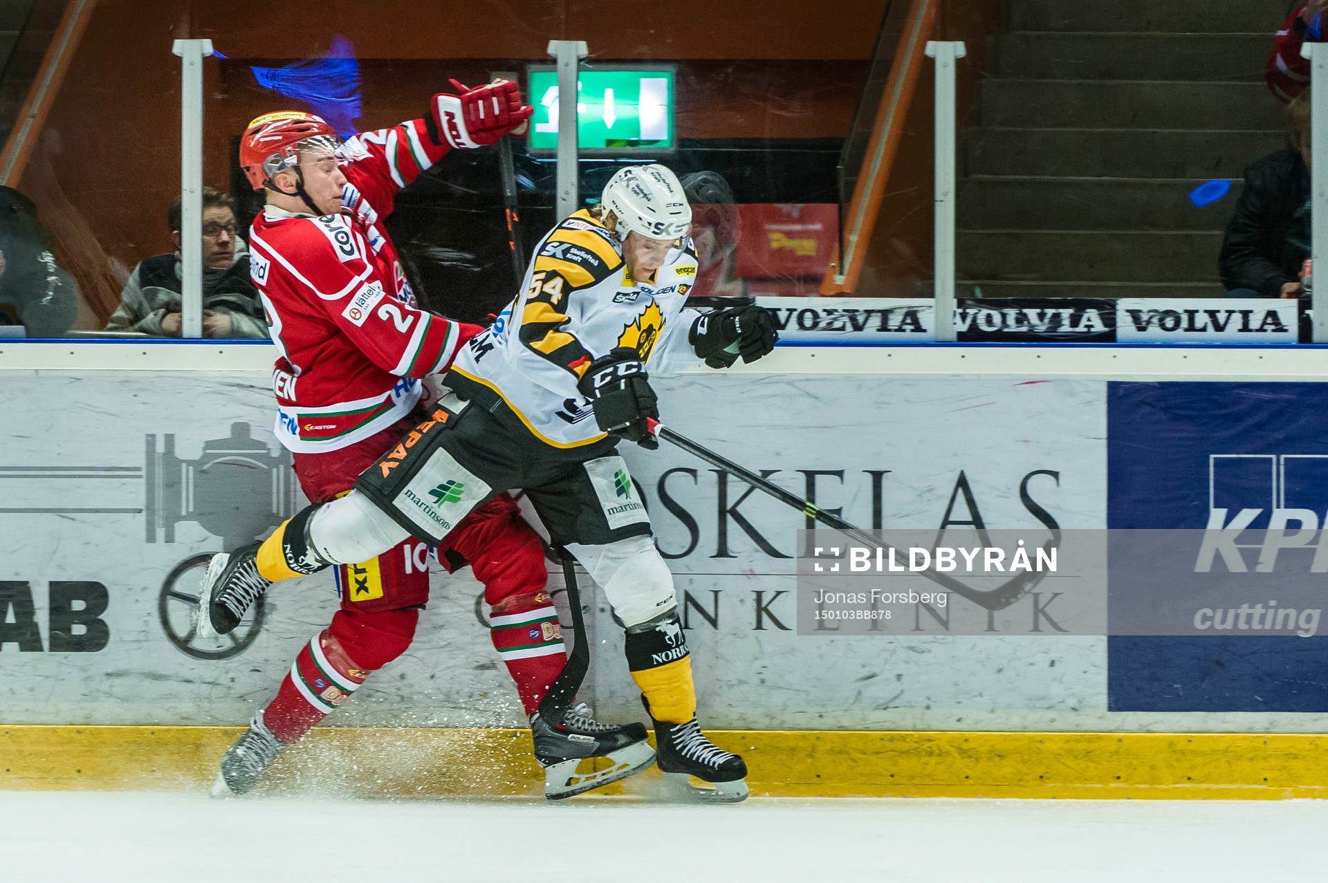 Modos Joonas Nättinen blir stoppad av Skellefteås Anton