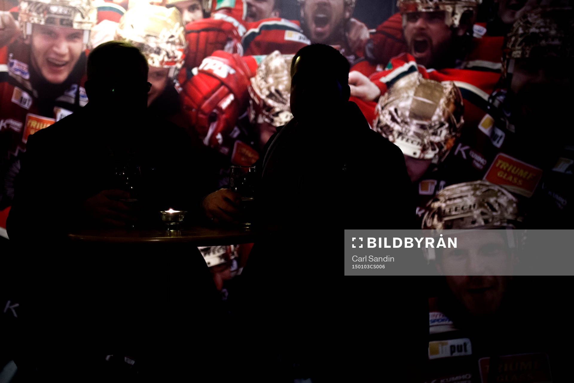 Två besökare sitter vid ett bord innan ishockeymatchen i