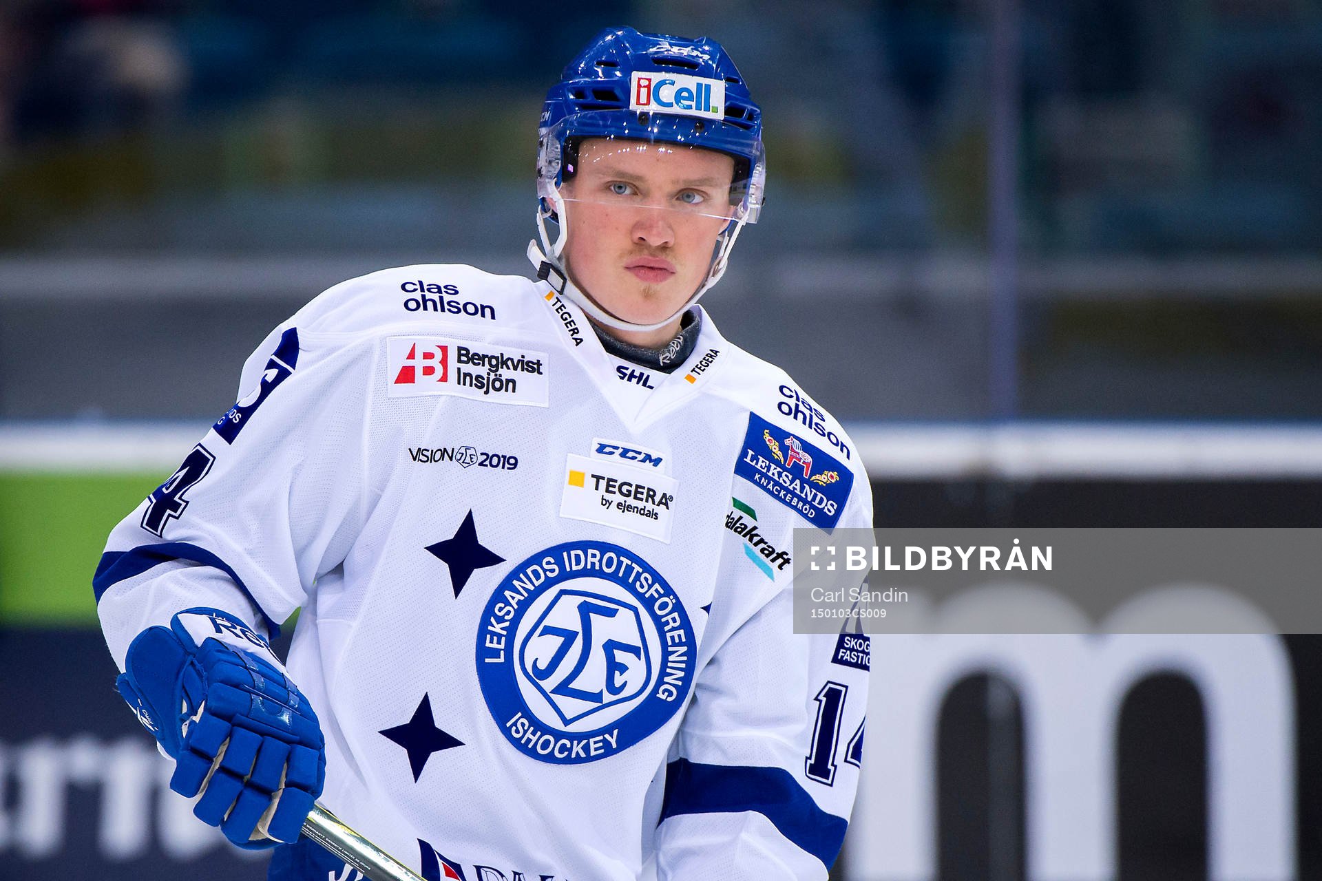 Leksands Carl Ericson värmer upp innan ishockeymatchen i