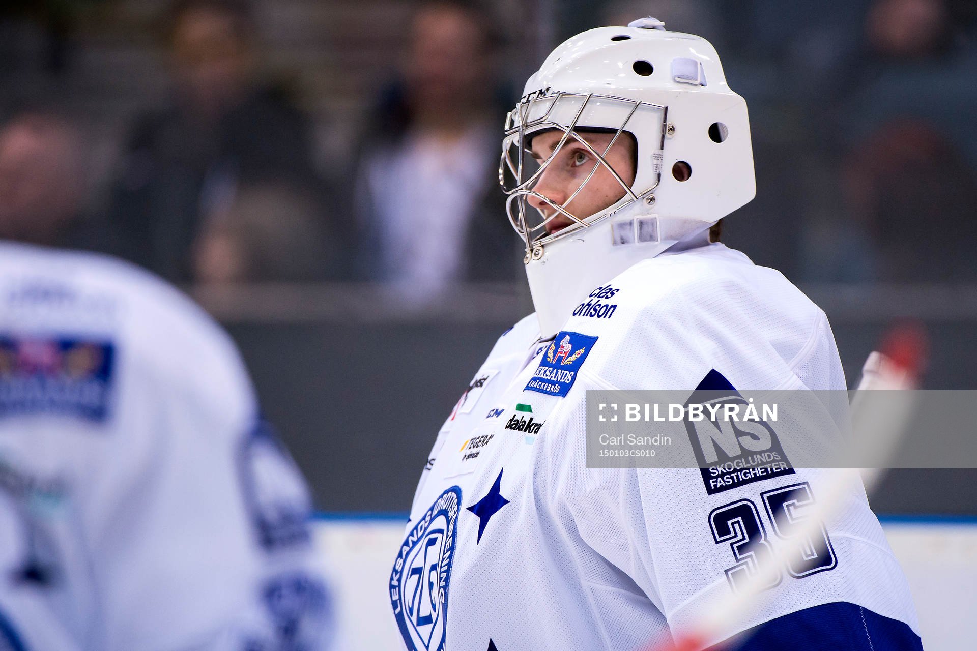 Leksands målvakt Viktor Scherrieble värmer upp innan