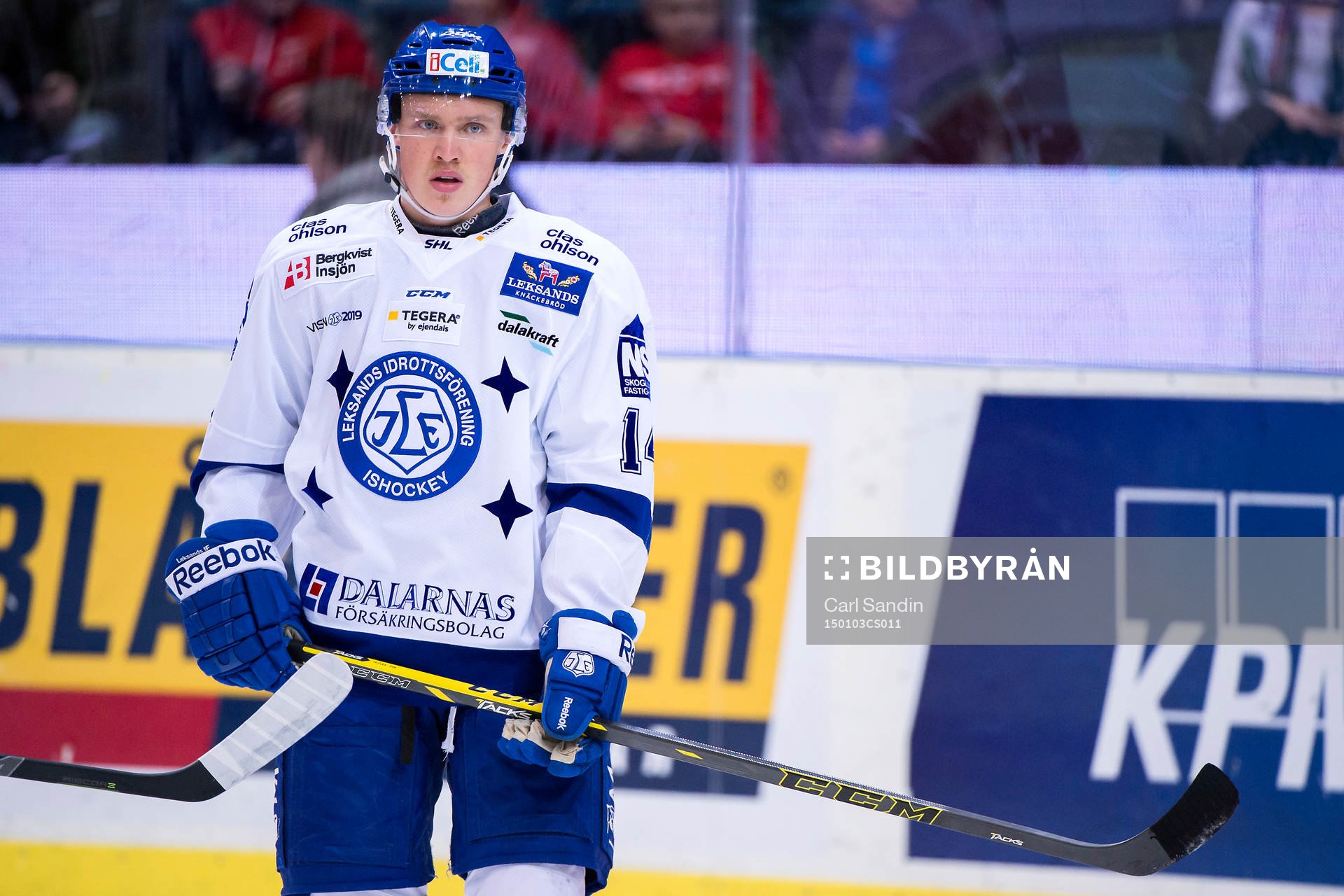Leksands Carl Ericson värmer upp innan ishockeymatchen i