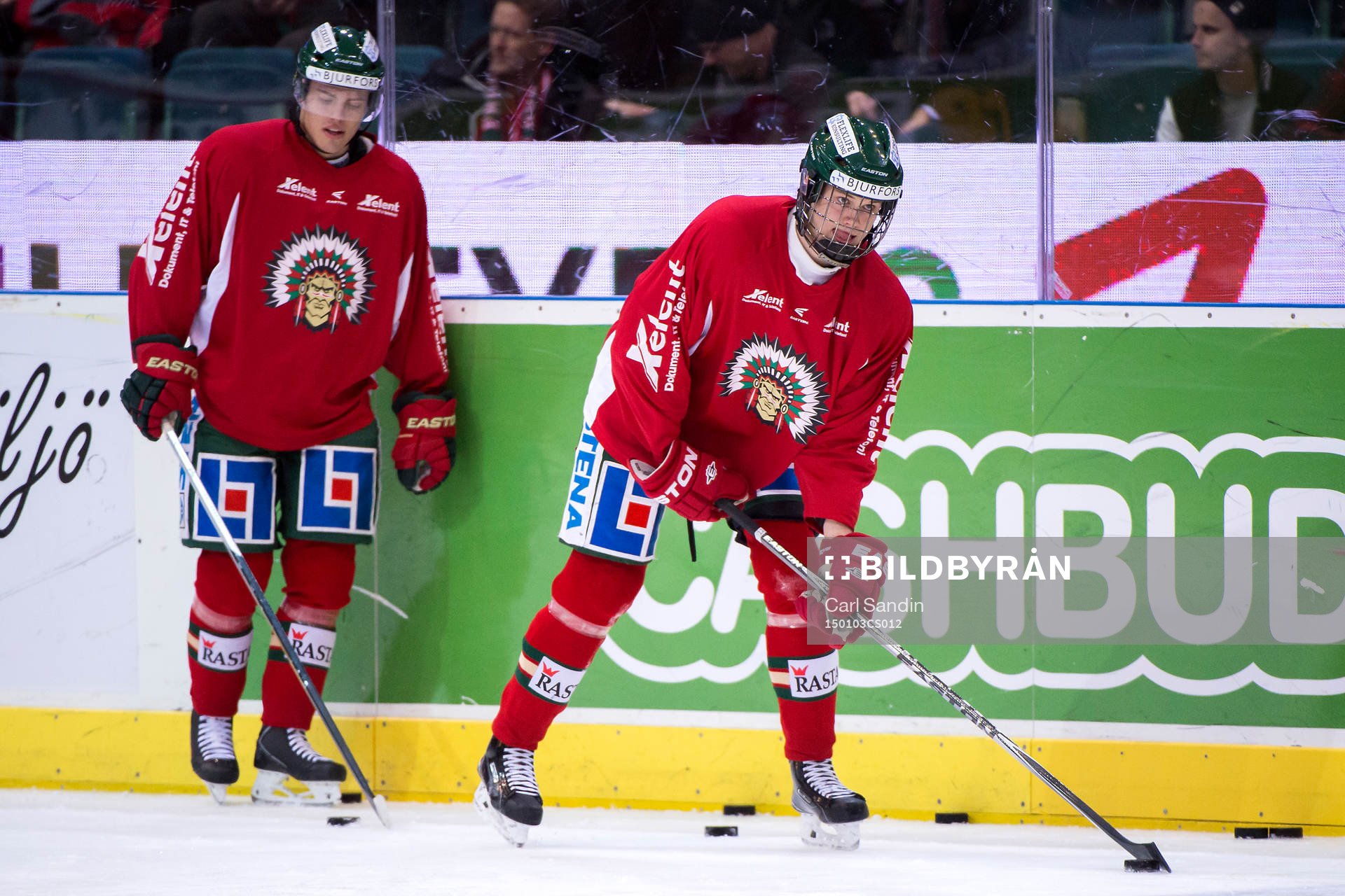Frölundas Andreas Johnson och Jacob Larsson värmer upp