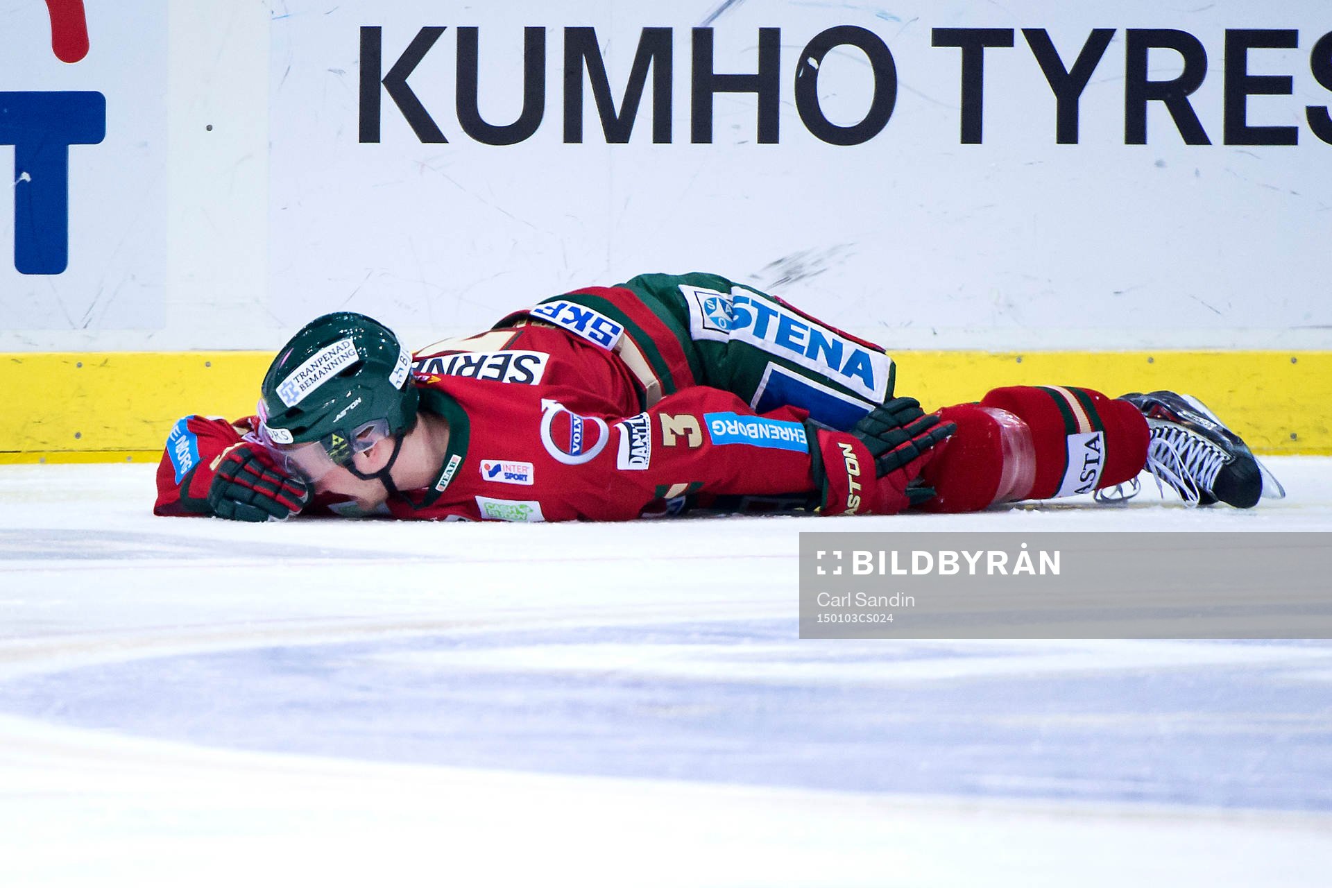 Frölundas Oliver Bohm ligger skadad på isen