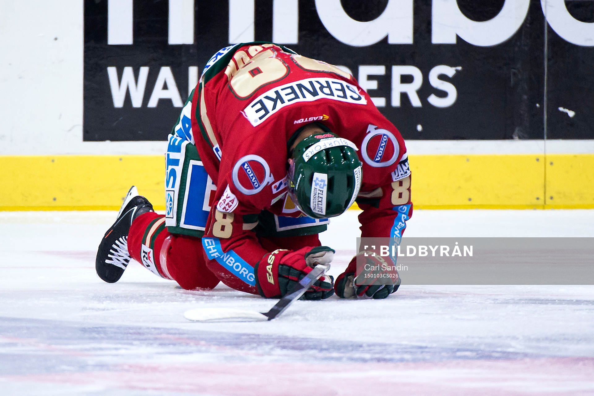 Frölundas Andreas Johnson ligger skadad på isen
