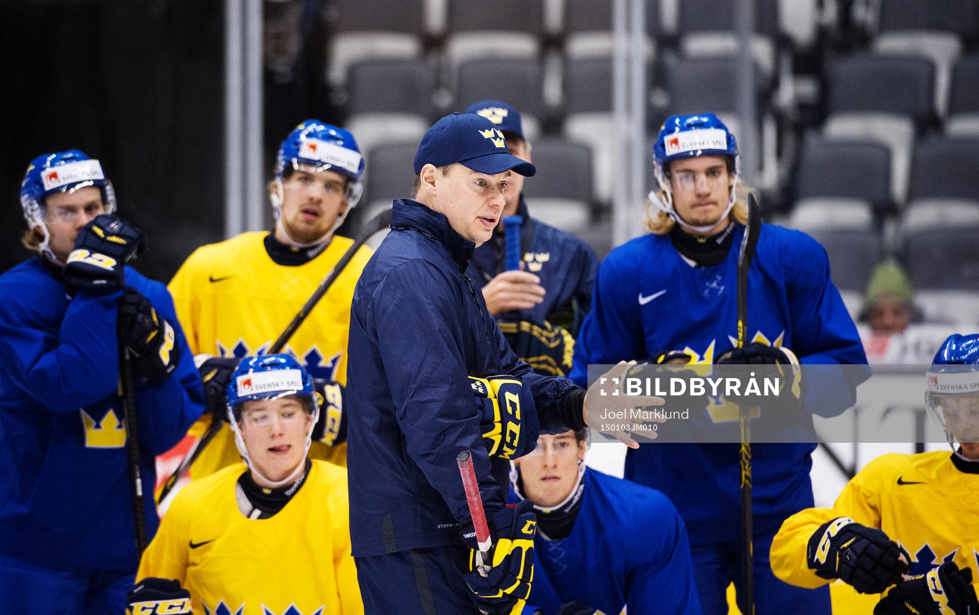 Förbundskaptenen Rikard Grönborg har en genomgång på