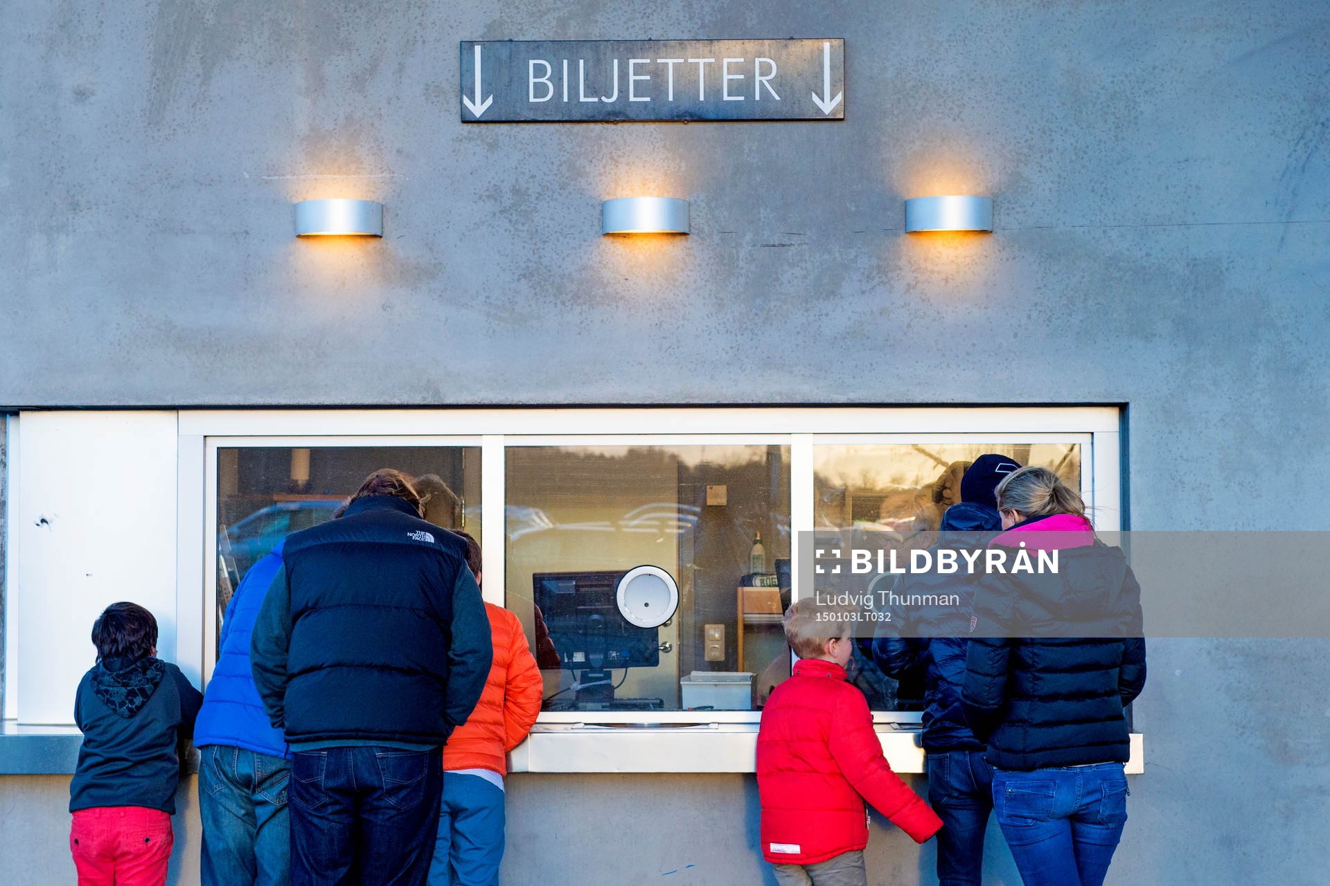 Åskådare köper biljetter