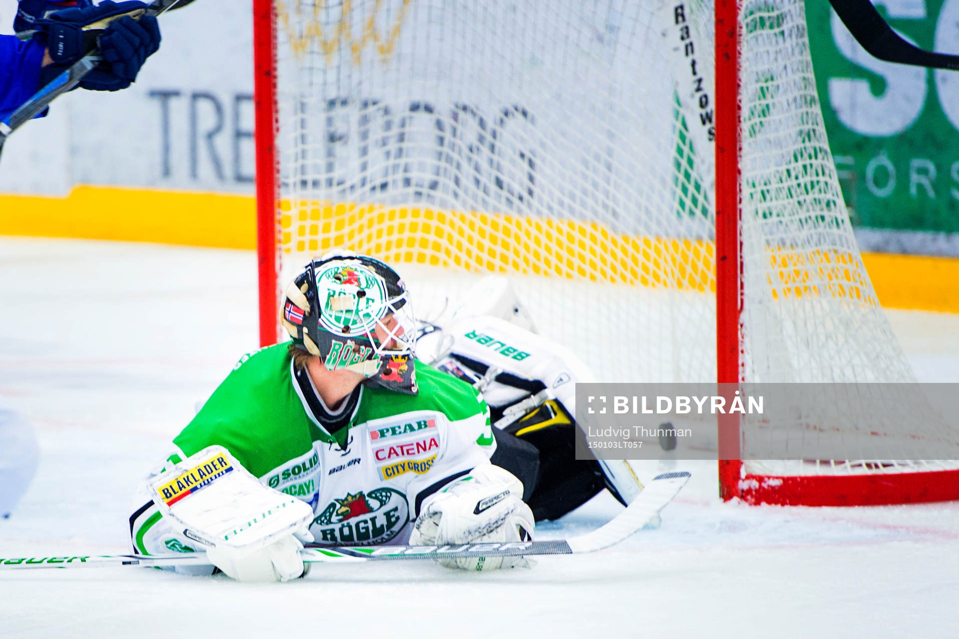 Rögles målvakt Lars Volden ser pucken från Oskarshamns