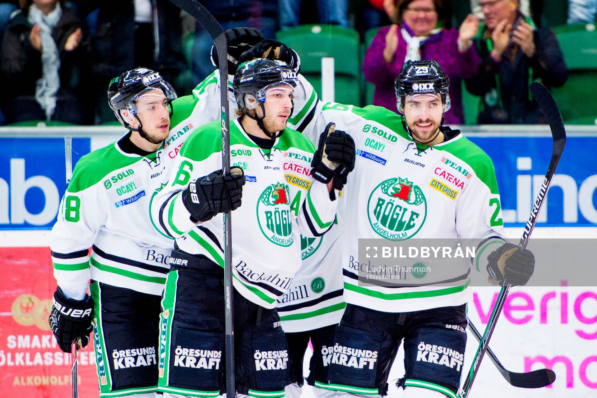 Rögles Christopher Liljewall (mitten) firar han gjort 1-0