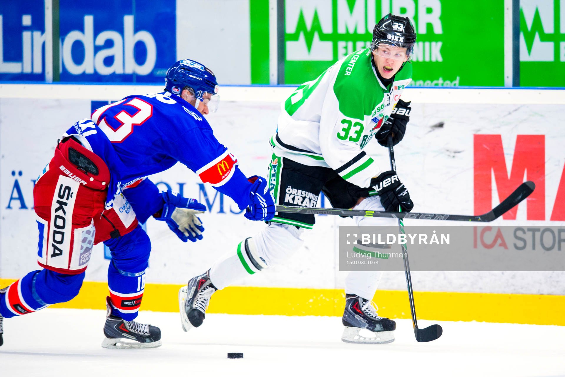Rögles Niklas Hansson jagas av Oskarshamns Evan Mcgrath