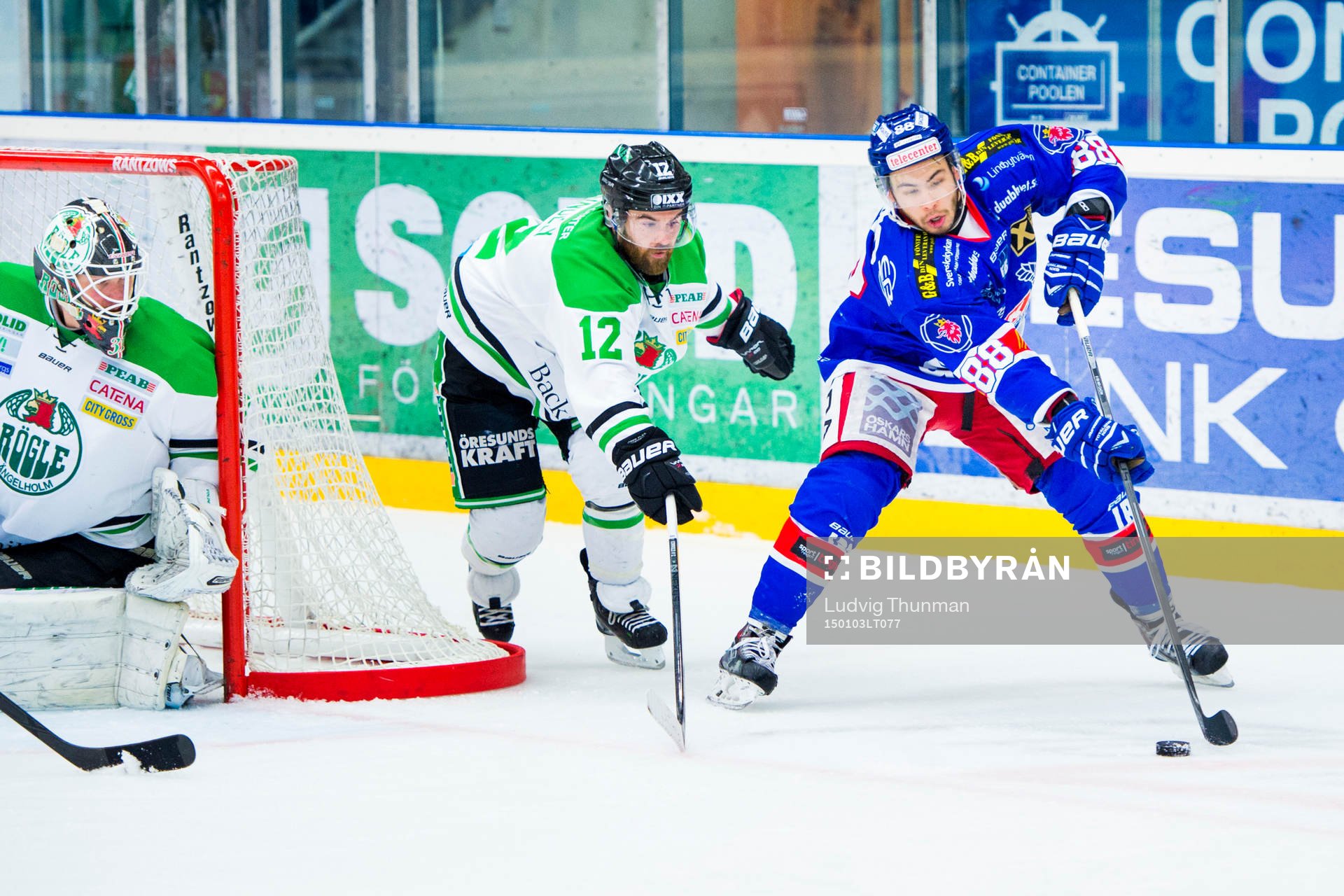 Oskarshamns Greg Squires bevakas av Rögles målvakt Lars