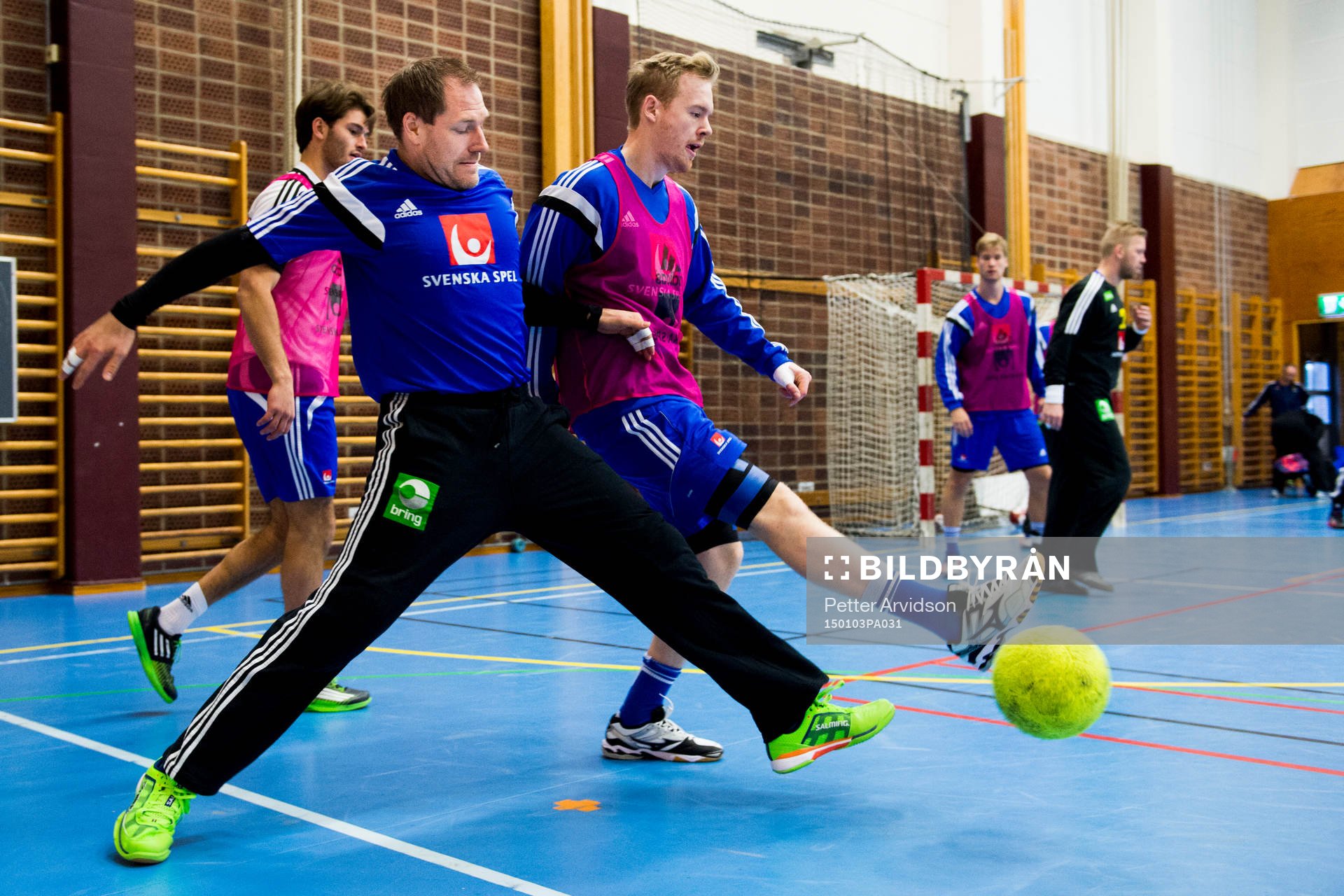 Sveriges målvakt Mattias Andersson i kamp med Magnus Persson när laget spelar fotboll när Sverige tränar den 3 januari 2015 i Malmö.