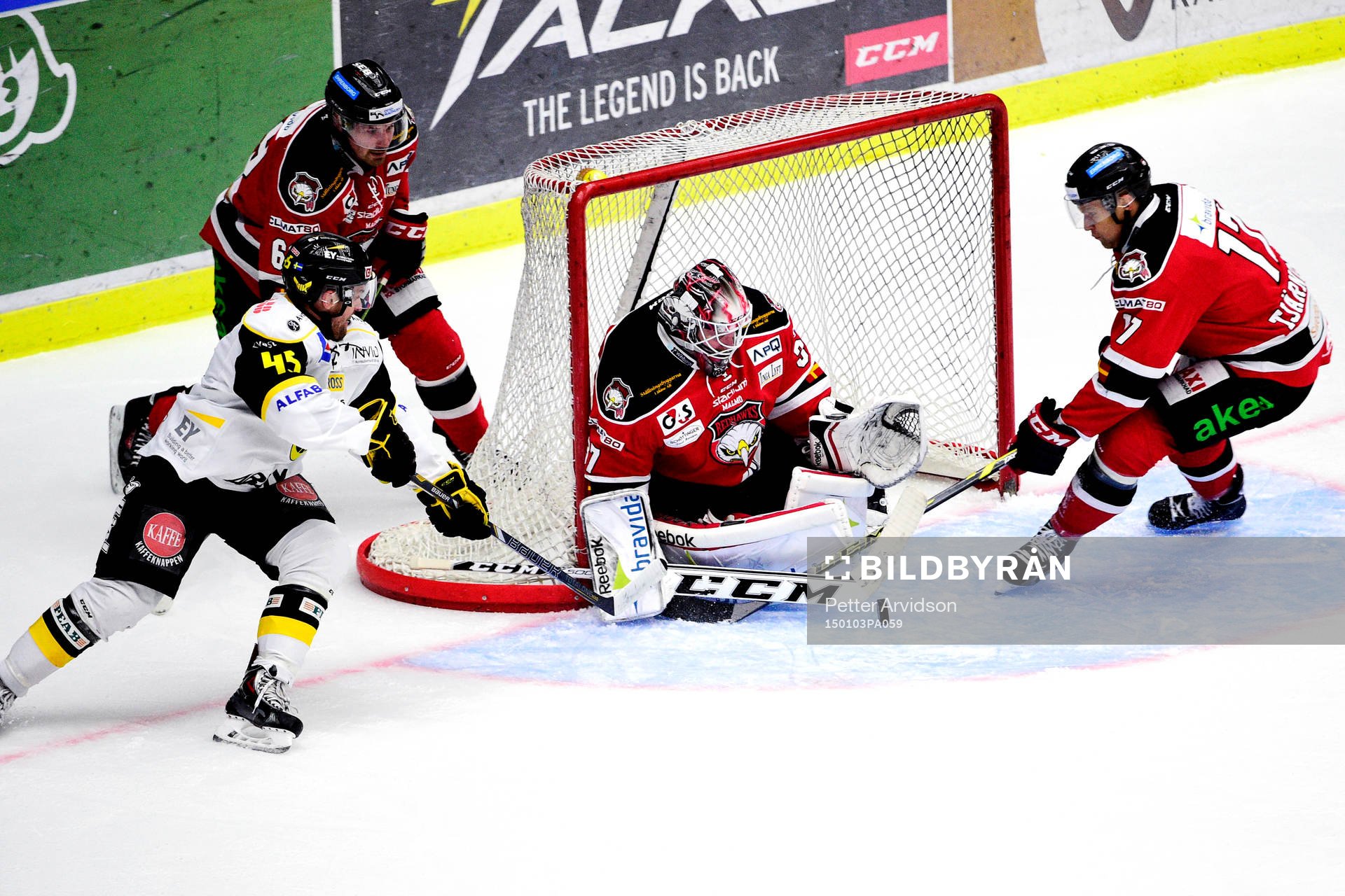 Västerås Oscar Steen och och Malmö Redhawks målvakt