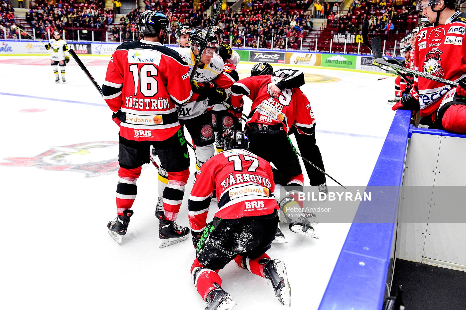 Stökigt framför Malmö Redhawks bås
