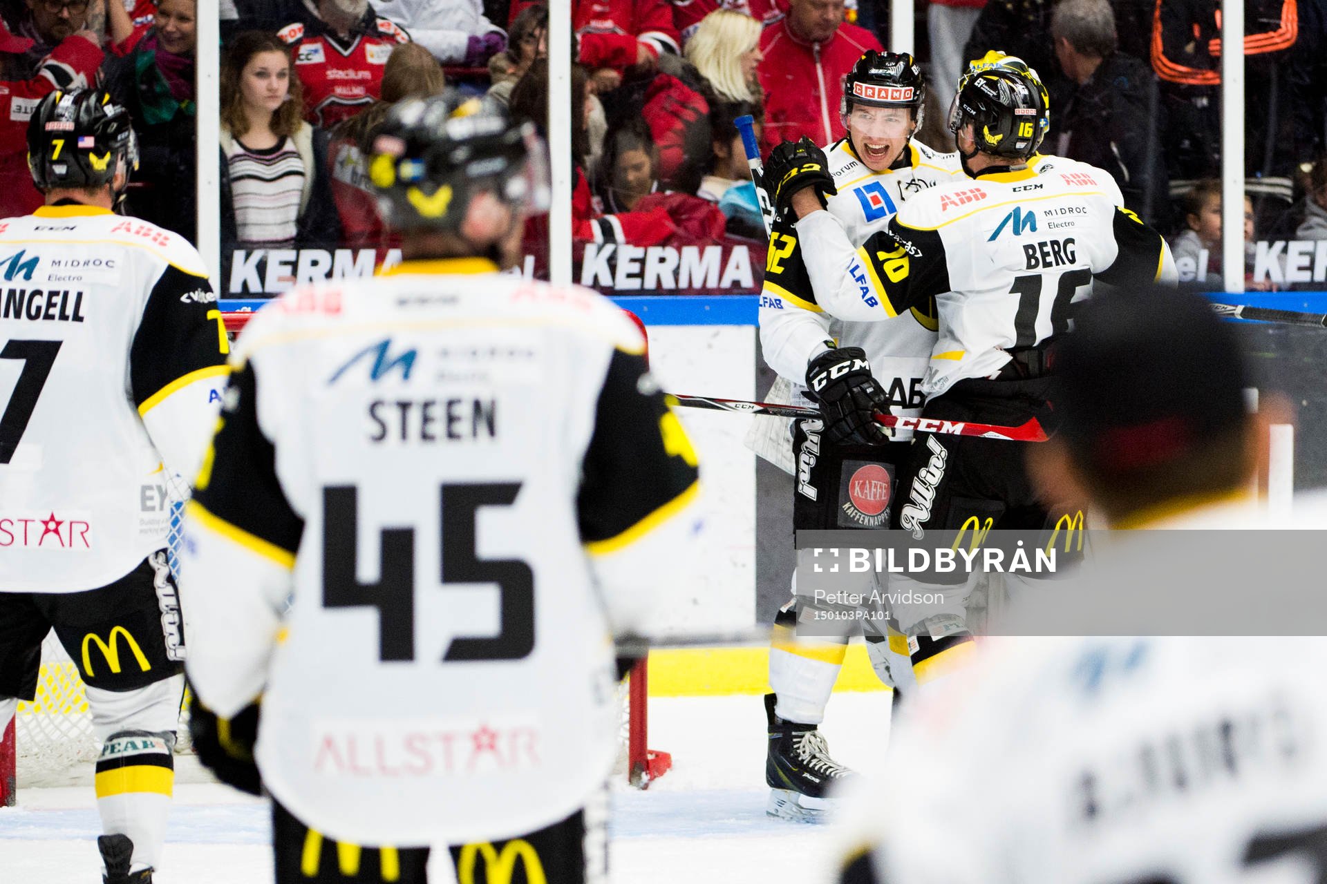 Västerås Robin Jacobsson jublar ihop med målvakt Jonte
