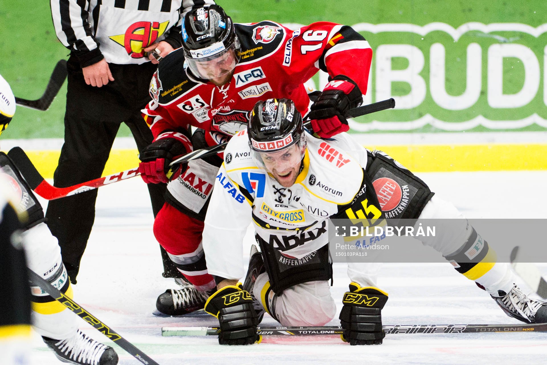 Malmö Redhawks Magnus Häggström trycker till Västerås