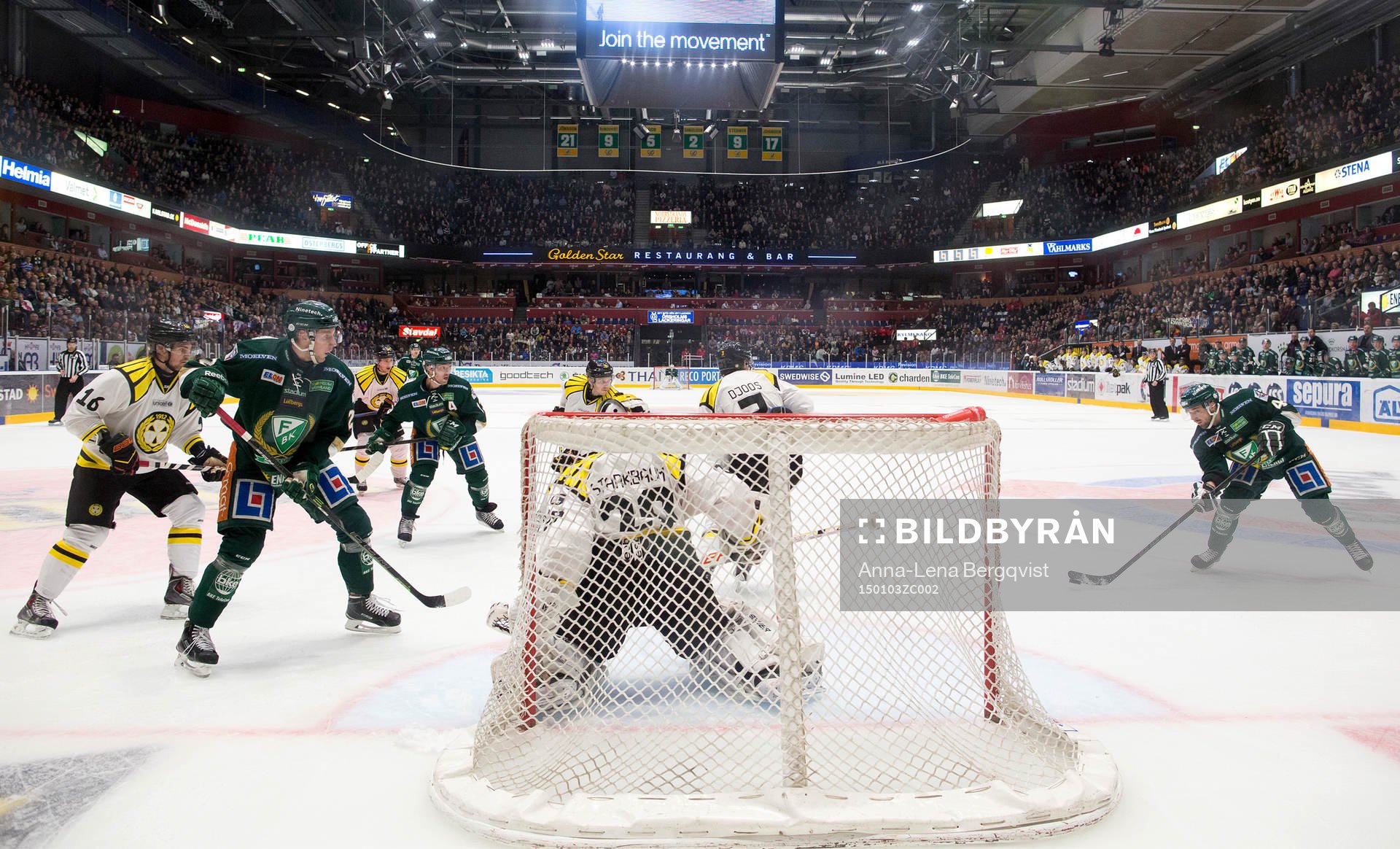 Färjestads Per Åslund ser på när Milan Gulas skickar