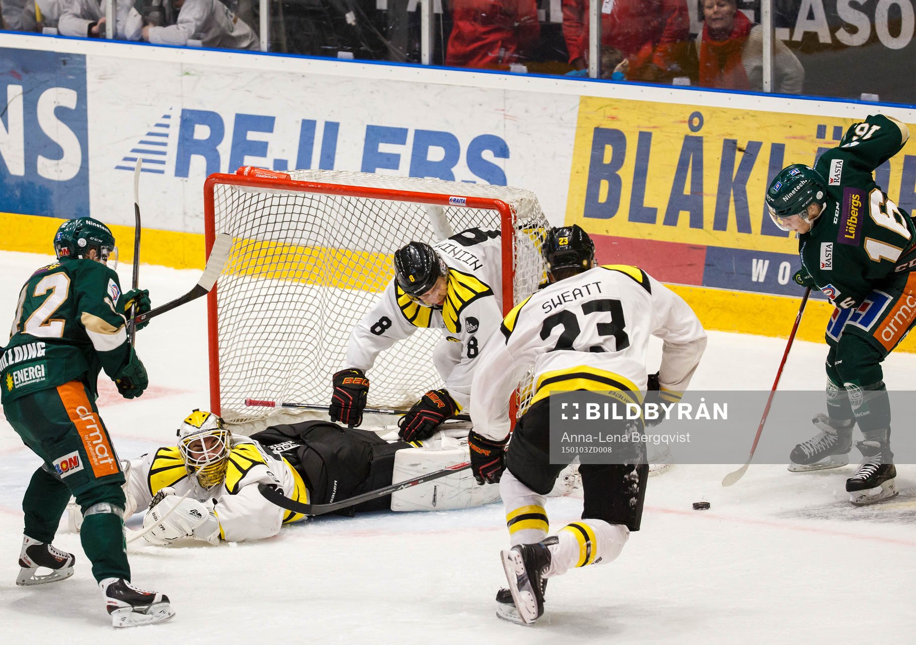 Brynäs målvakt Bernhard Starkbaum får besök i kassen av