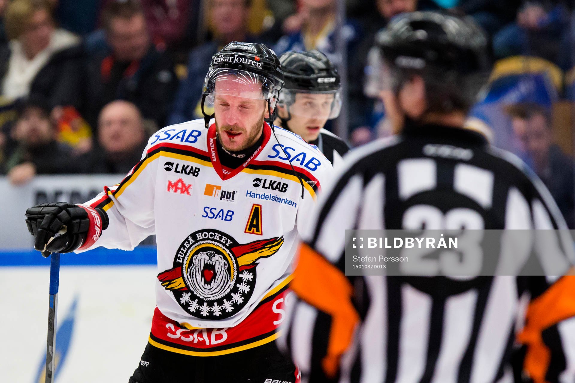 Luleås Jan Sandström blöder från munnen