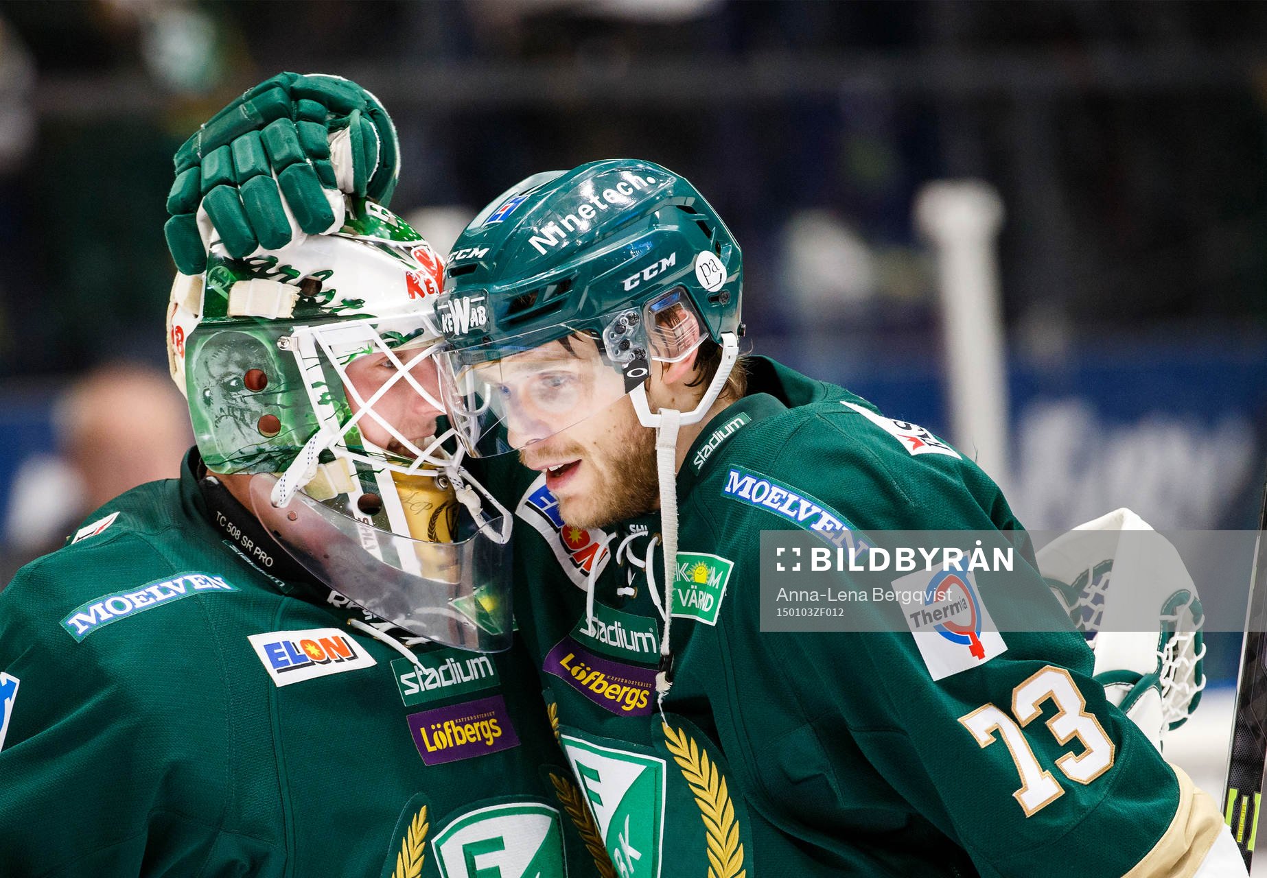 Färjestads målvakt Fredrik Pettersson Wentzel krams om av