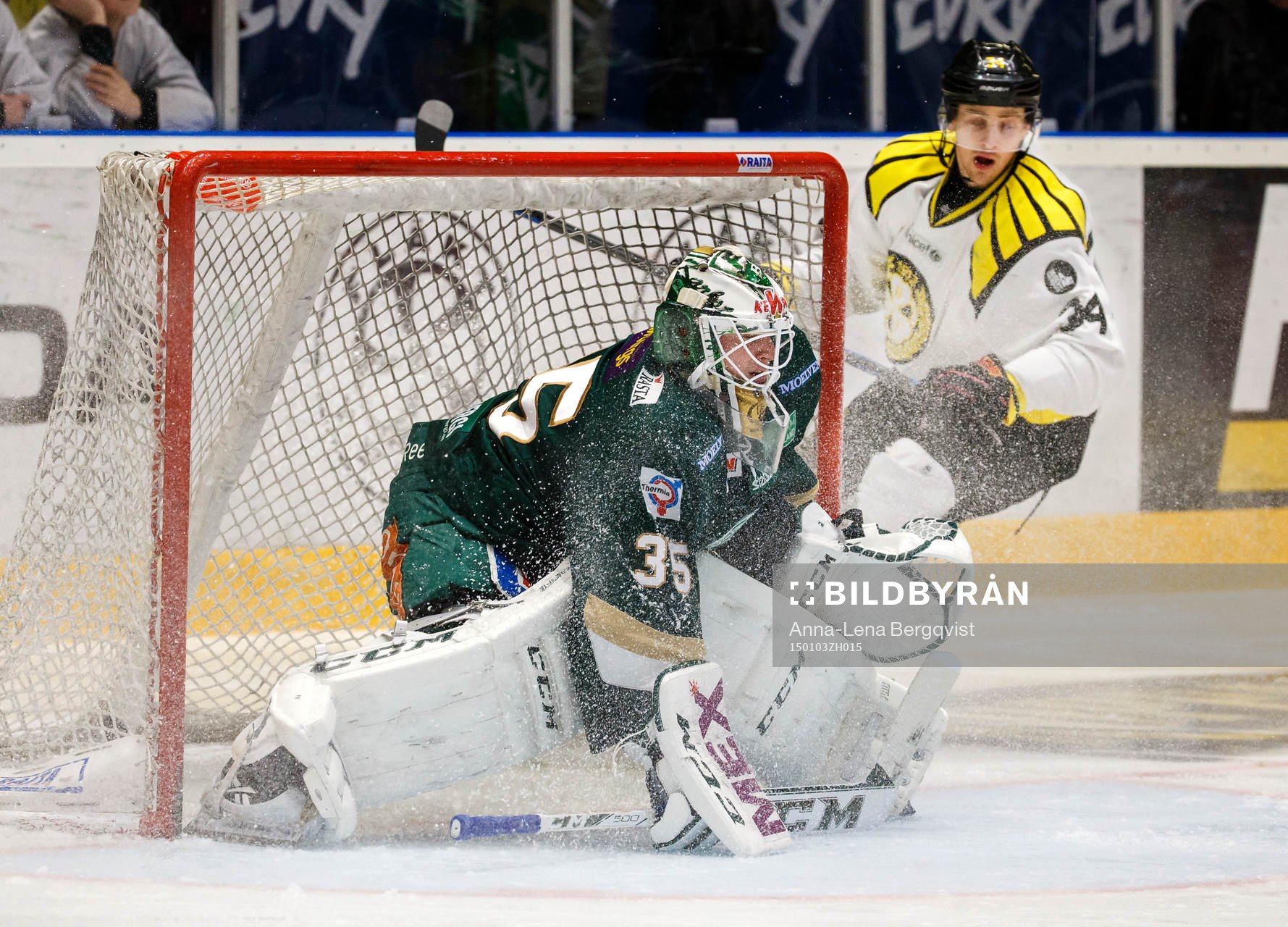 Brynäs Daniel Brodin bjuder Färjestads målvakt Fredrik