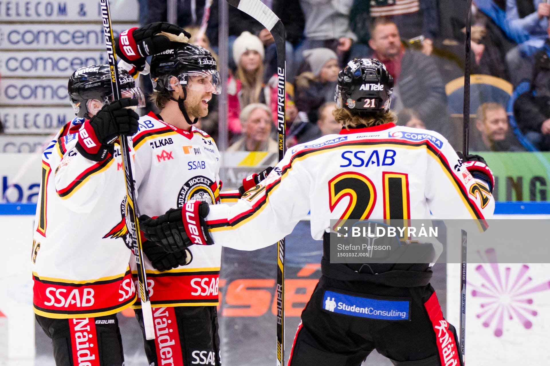 Luleås Jonathan Sigalet (i) jublar