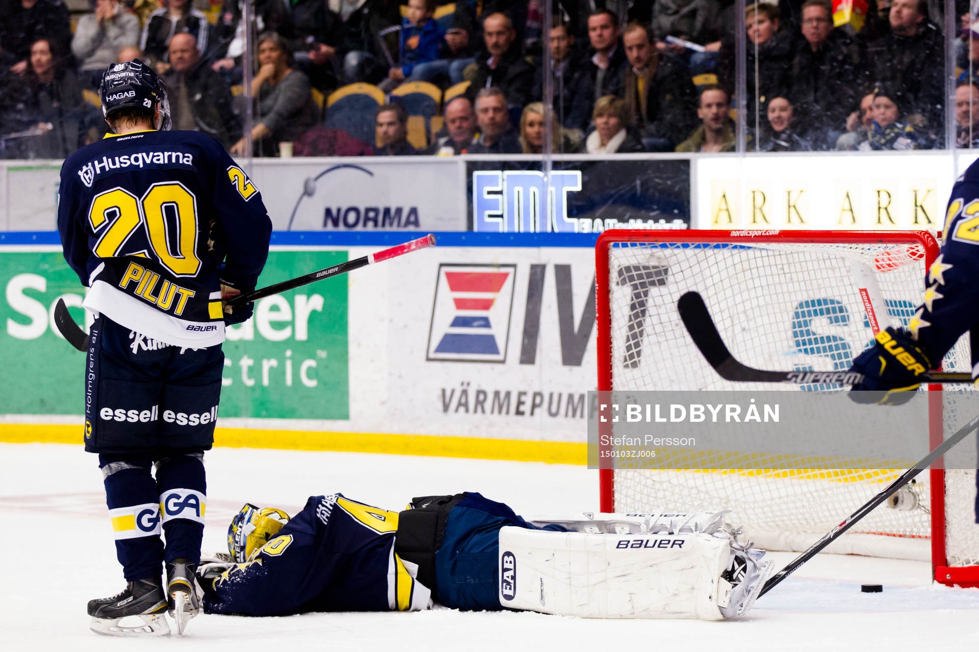 s målvakt Erik Ersberg ligger kvar på isen