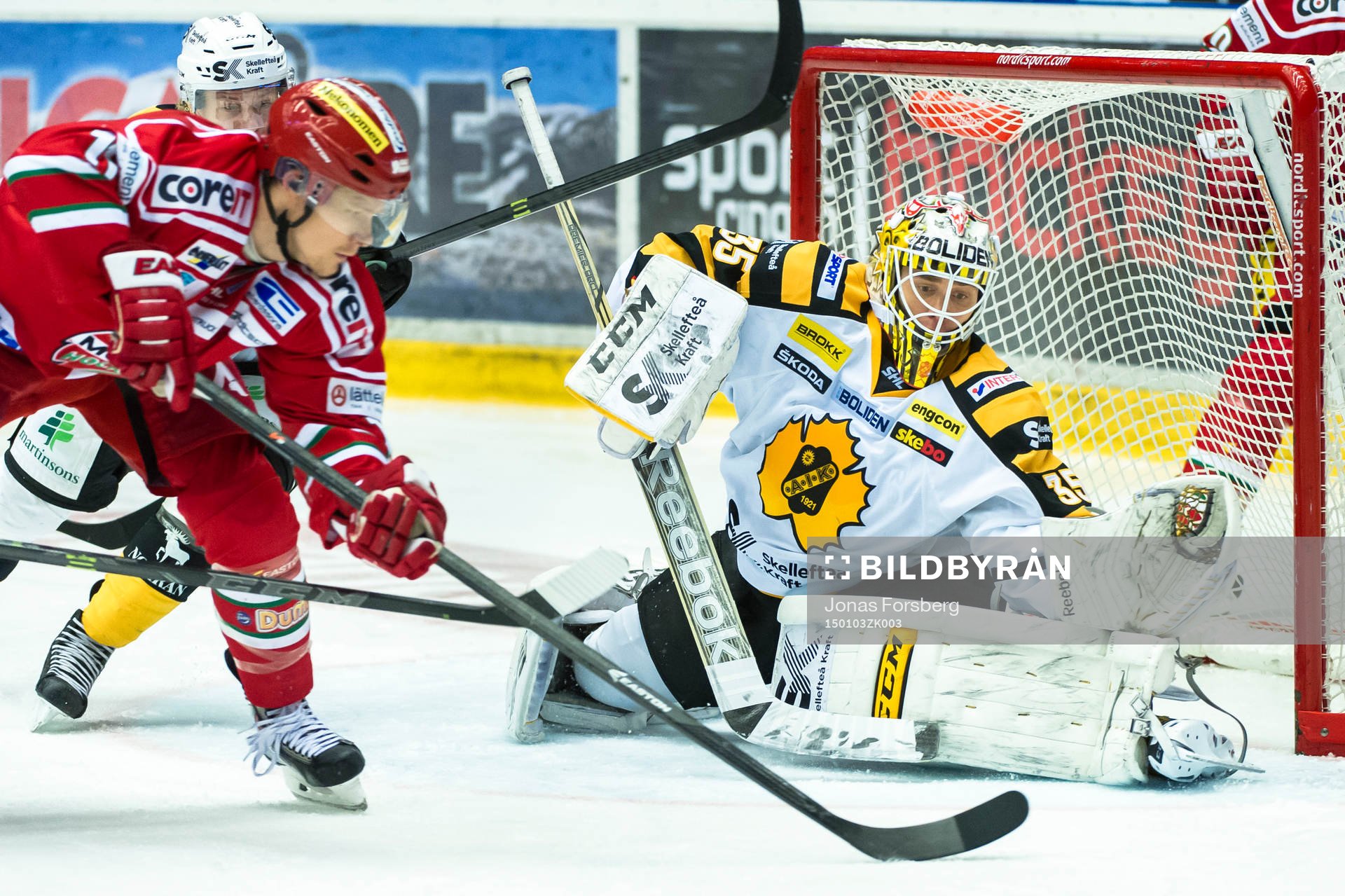 Modos Simon Önerud försöker få in pucken på