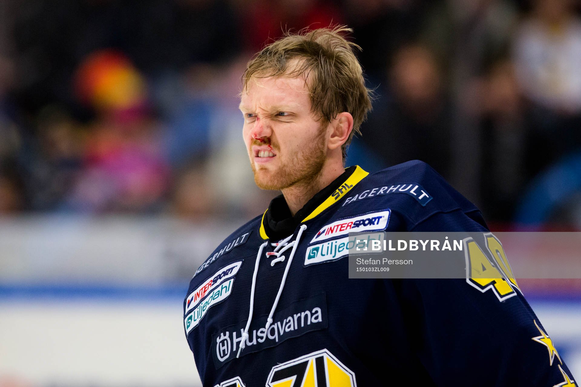 s målvakt Erik Ersberg ligger skadad på isen