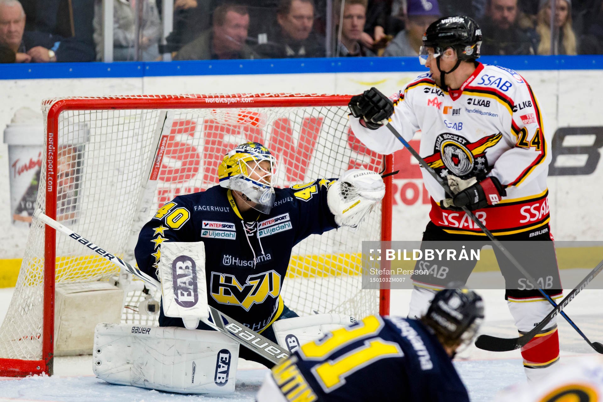 s målvakt Erik Ersberg räddar framför Luleås Cam Abbott